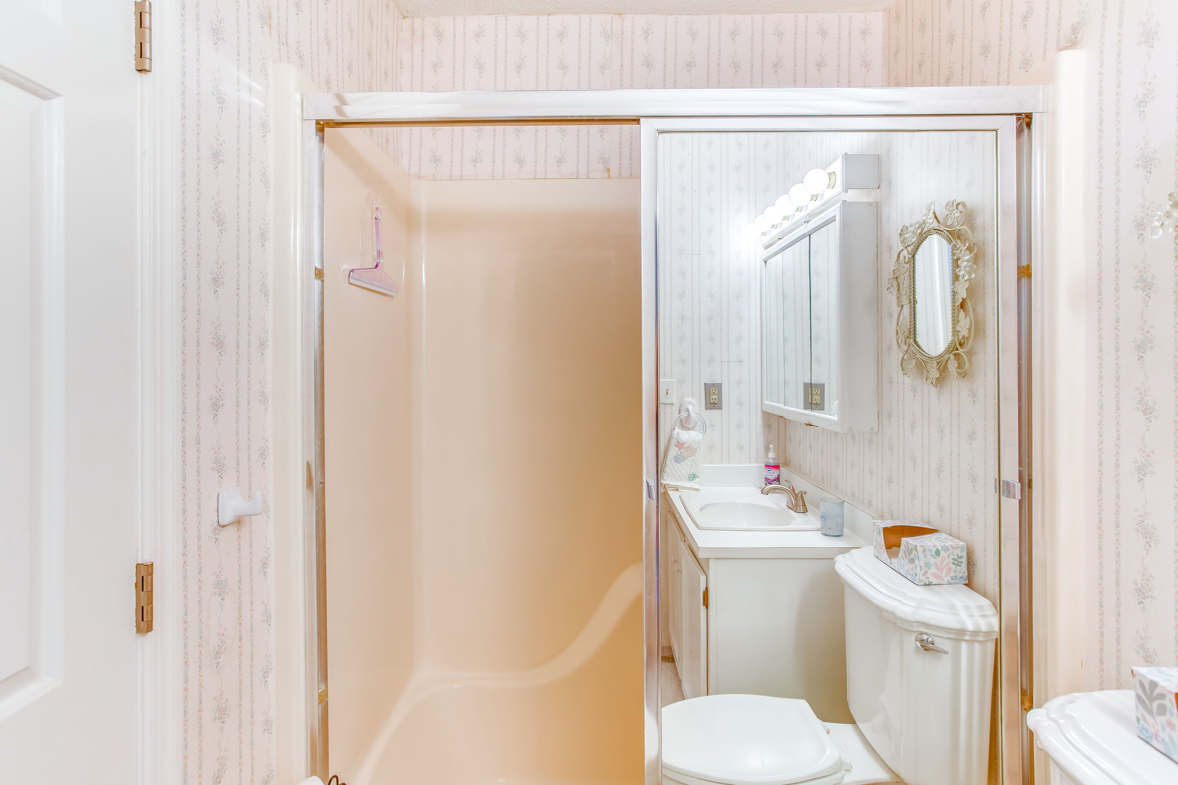 Full Bathroom | 2nd Floor