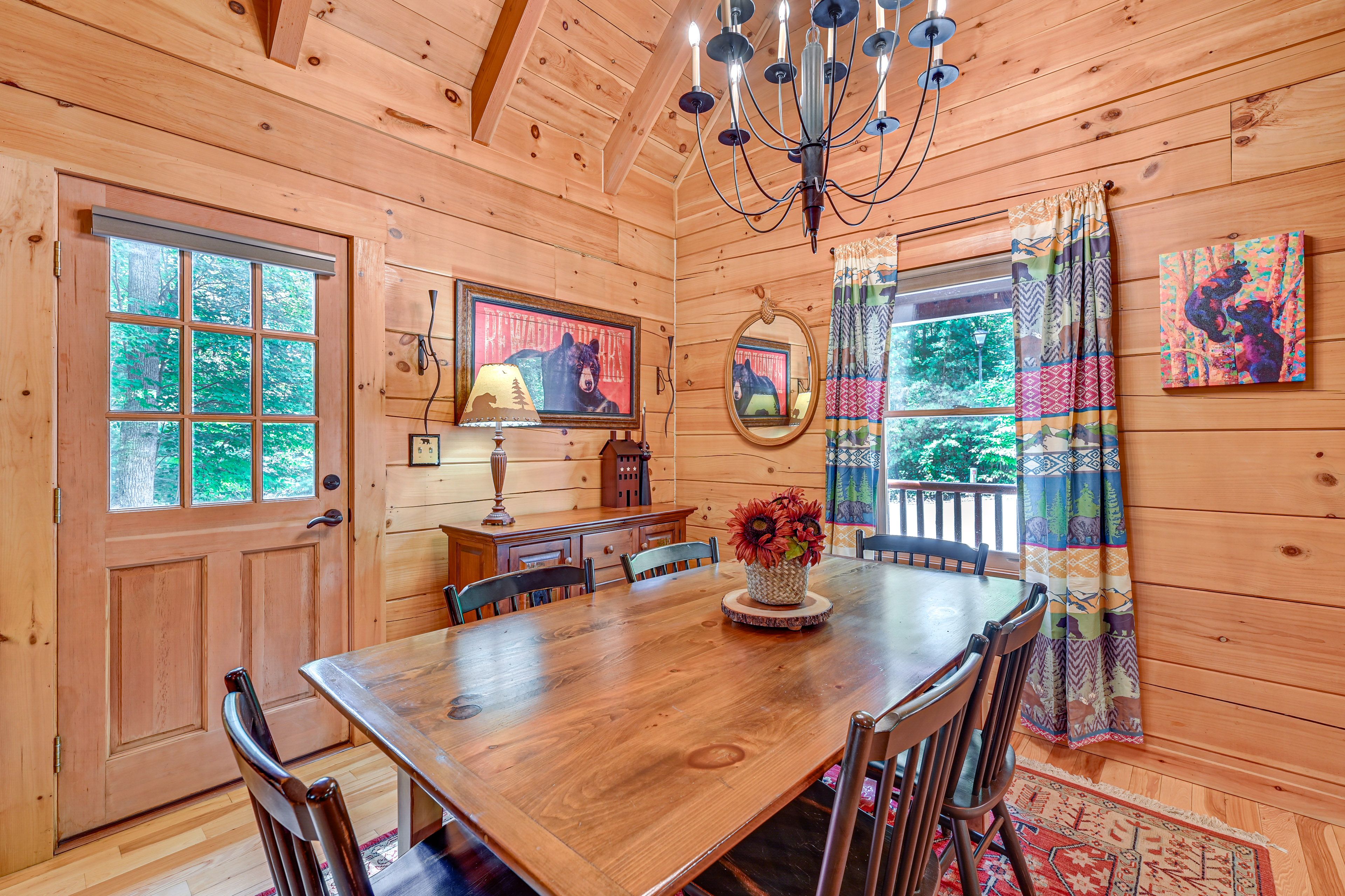 Dining Area | Main Level | Dishware/Flatware Provided