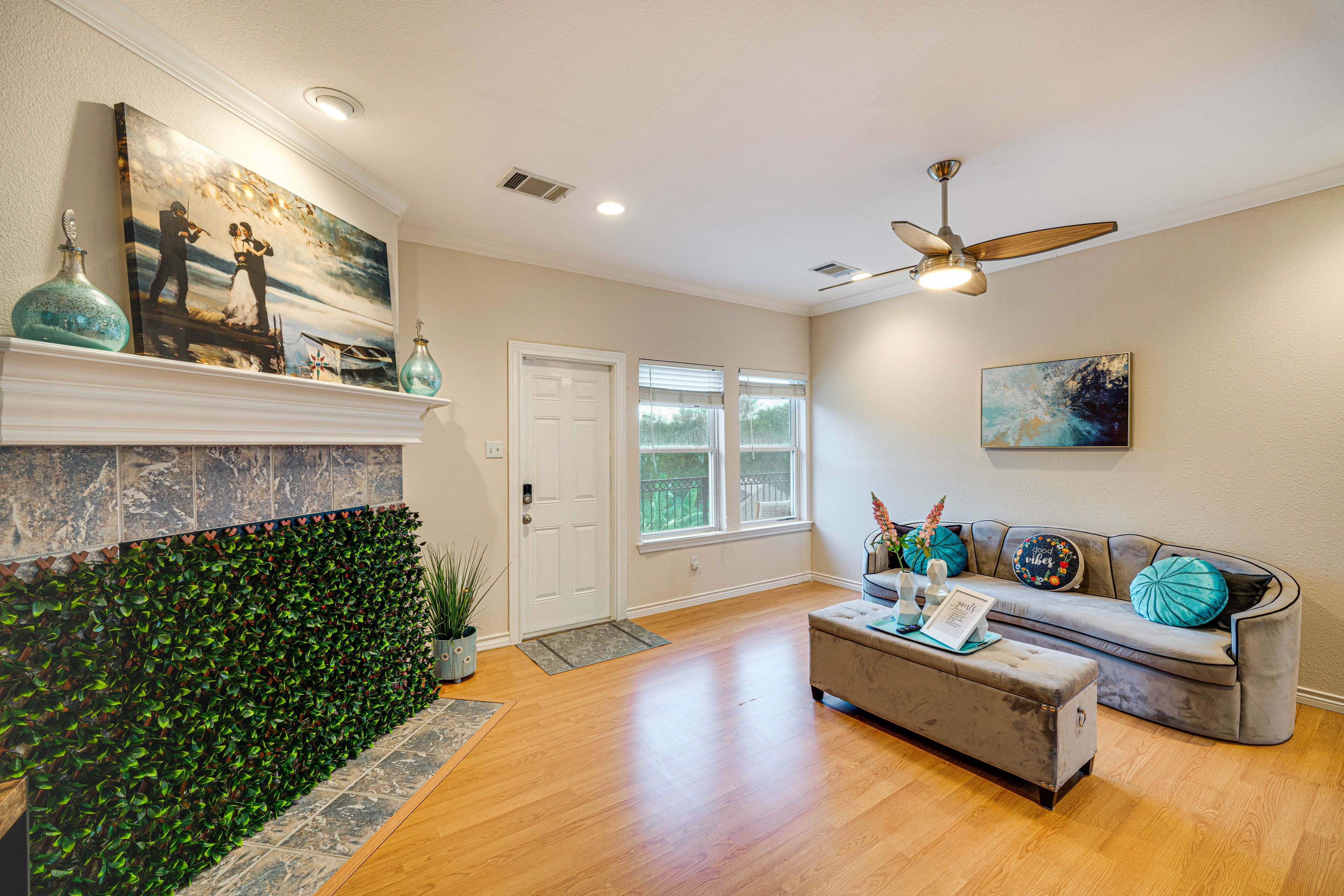Living Room | Free WiFi | Central A/C & Heating | Smart TV