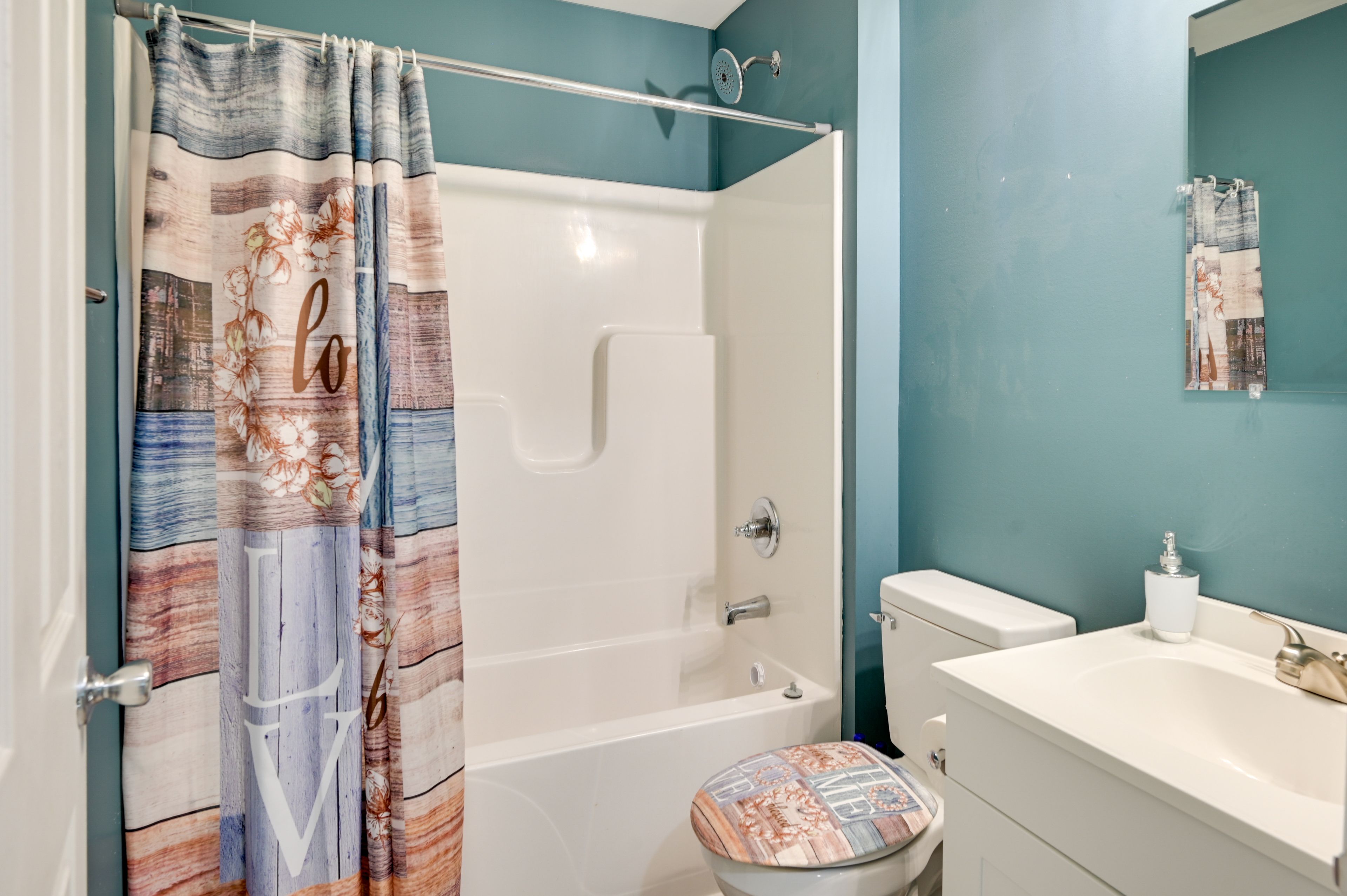 Full Bathroom | Towels Provided | Complimentary Toiletries
