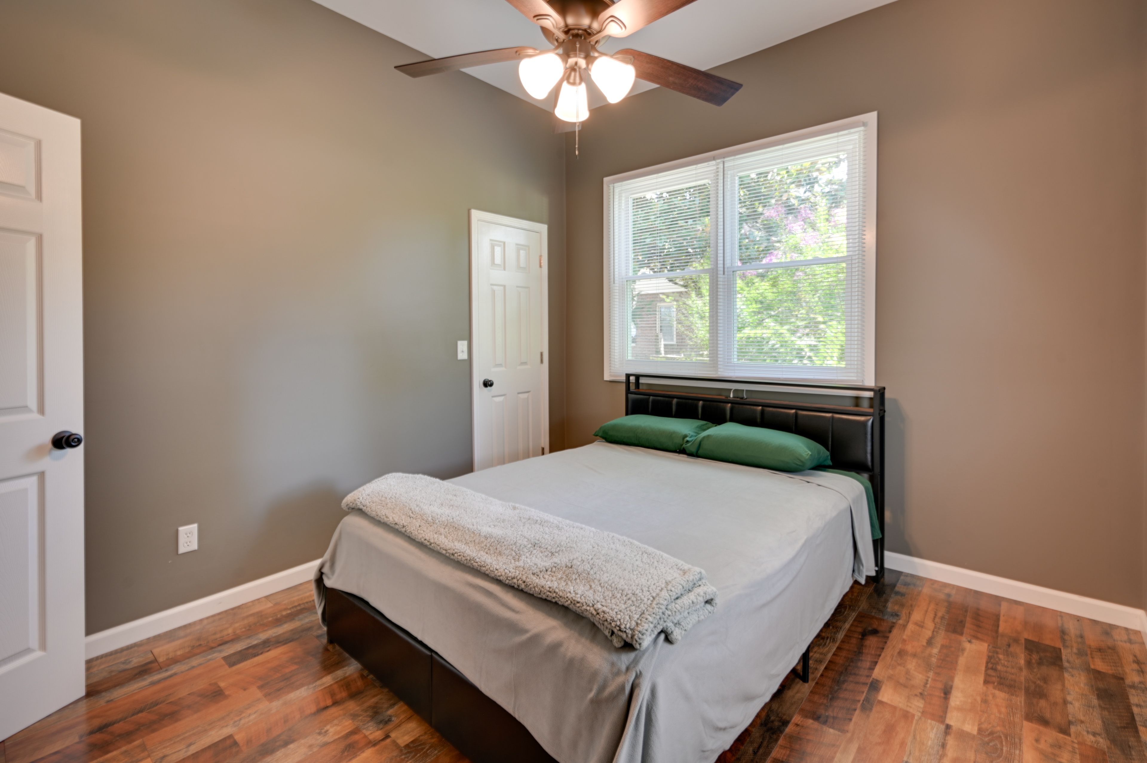 Bedroom 3 | Queen Bed
