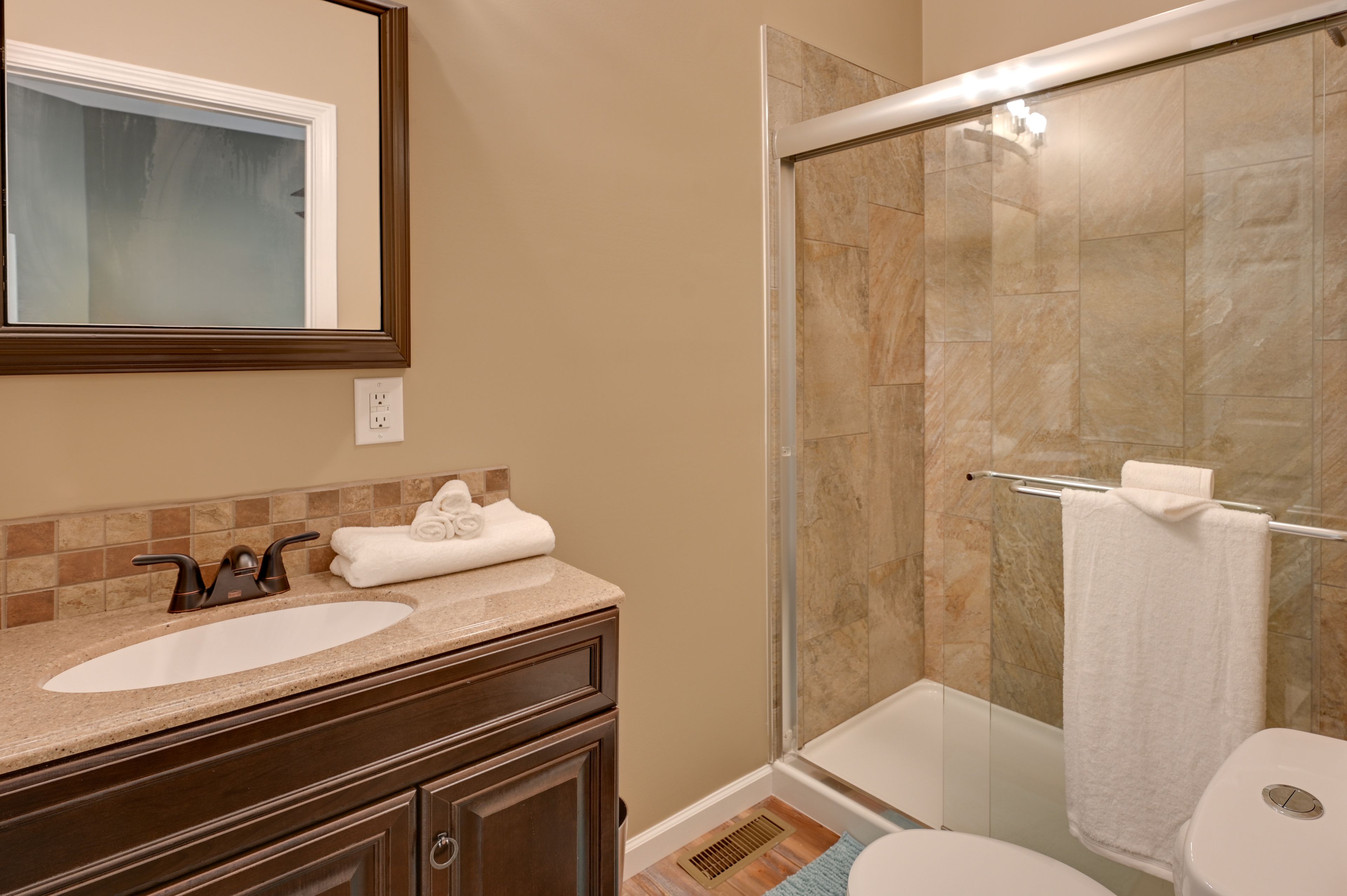 Full Bathroom | Towels Provided | Complimentary Toiletries