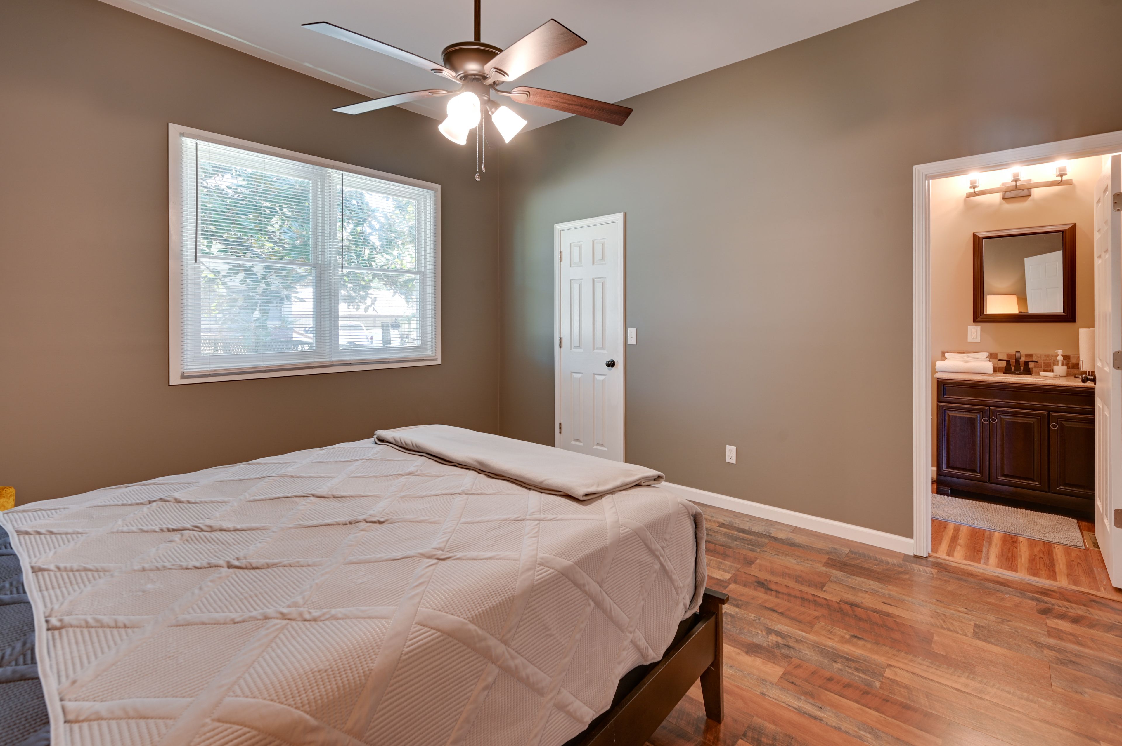 Bedroom 2 | Queen Bed | Hangers