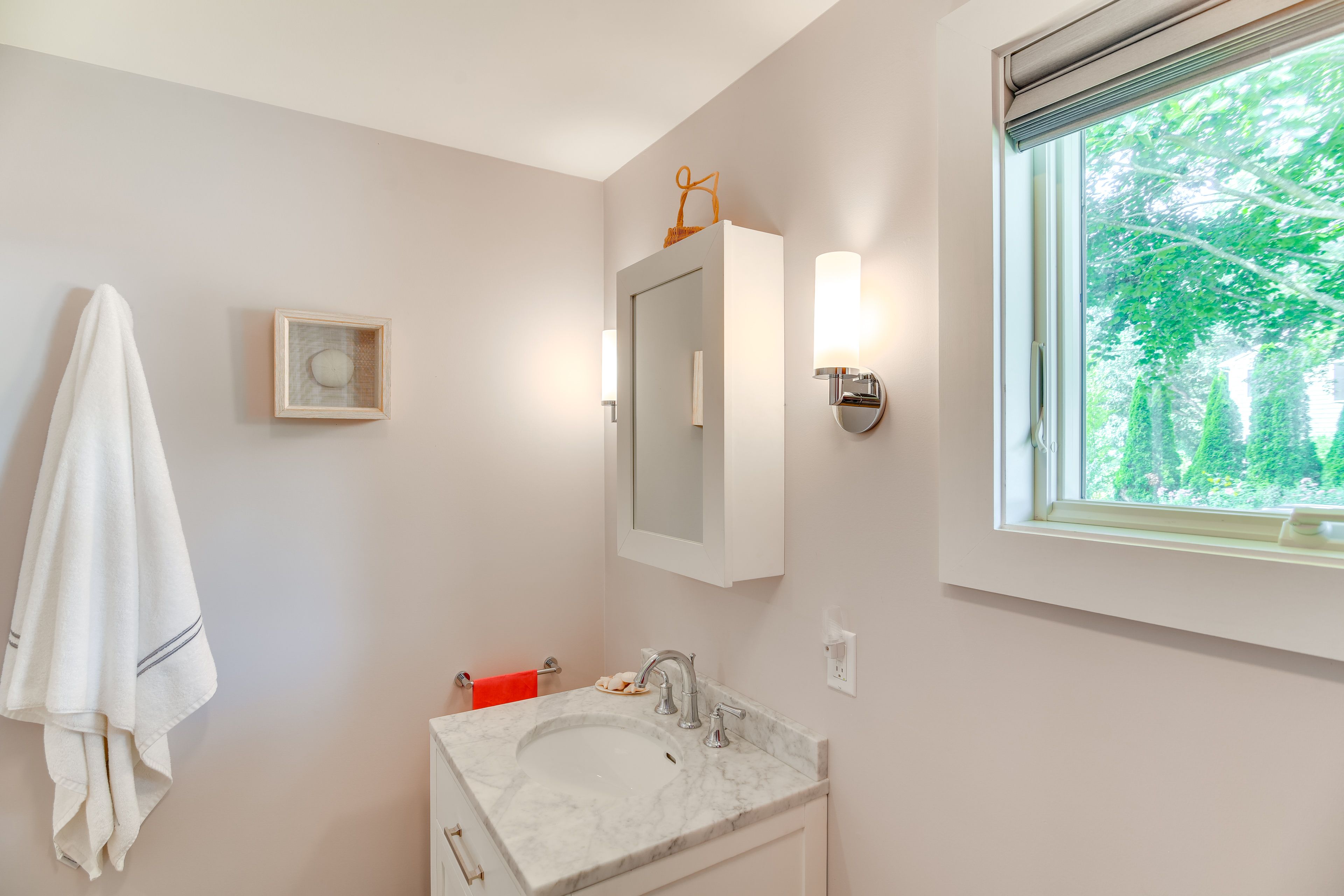 Full Bathroom | Towels Provided