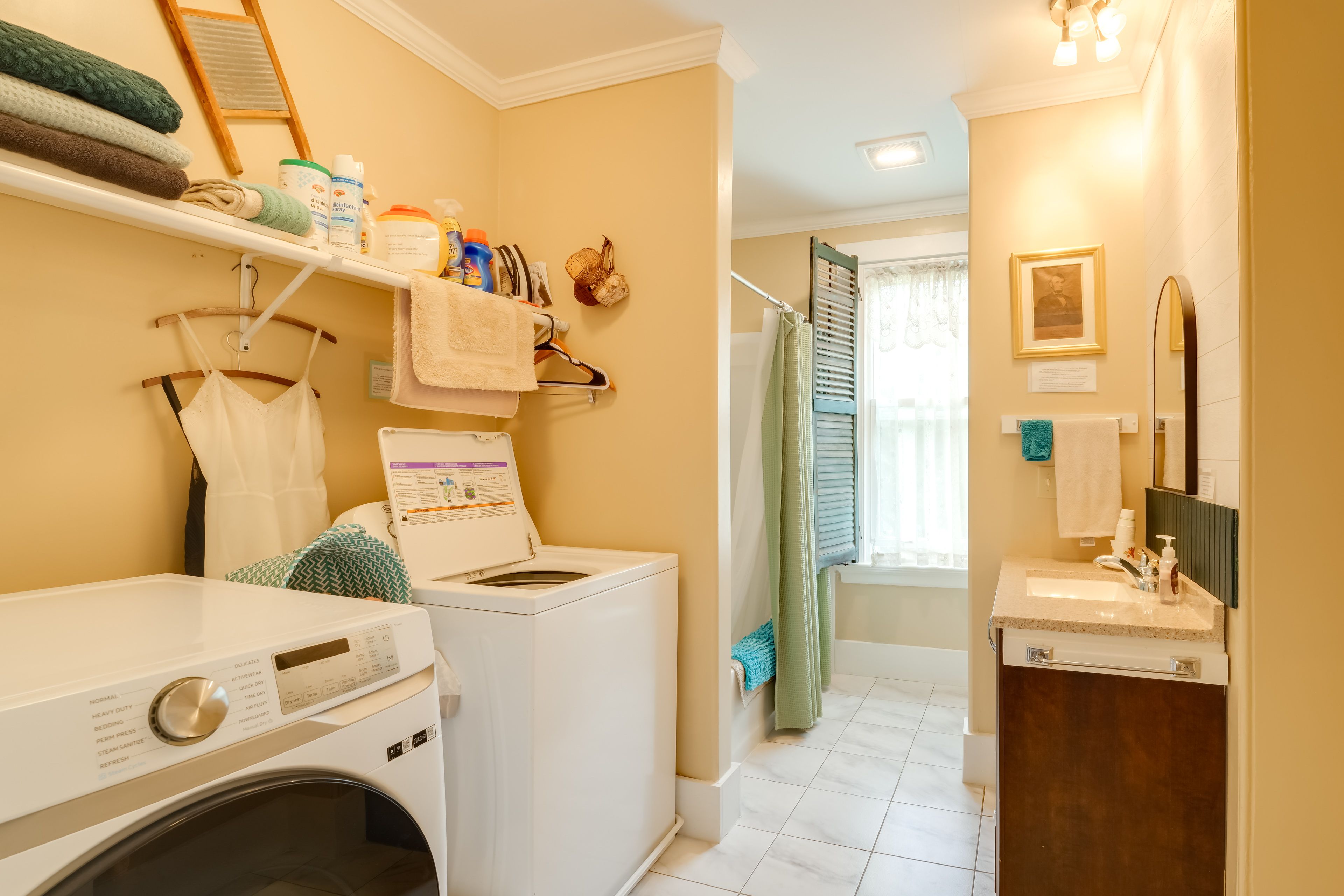 Full Bathroom | 2nd Floor | Washer & Dryer
