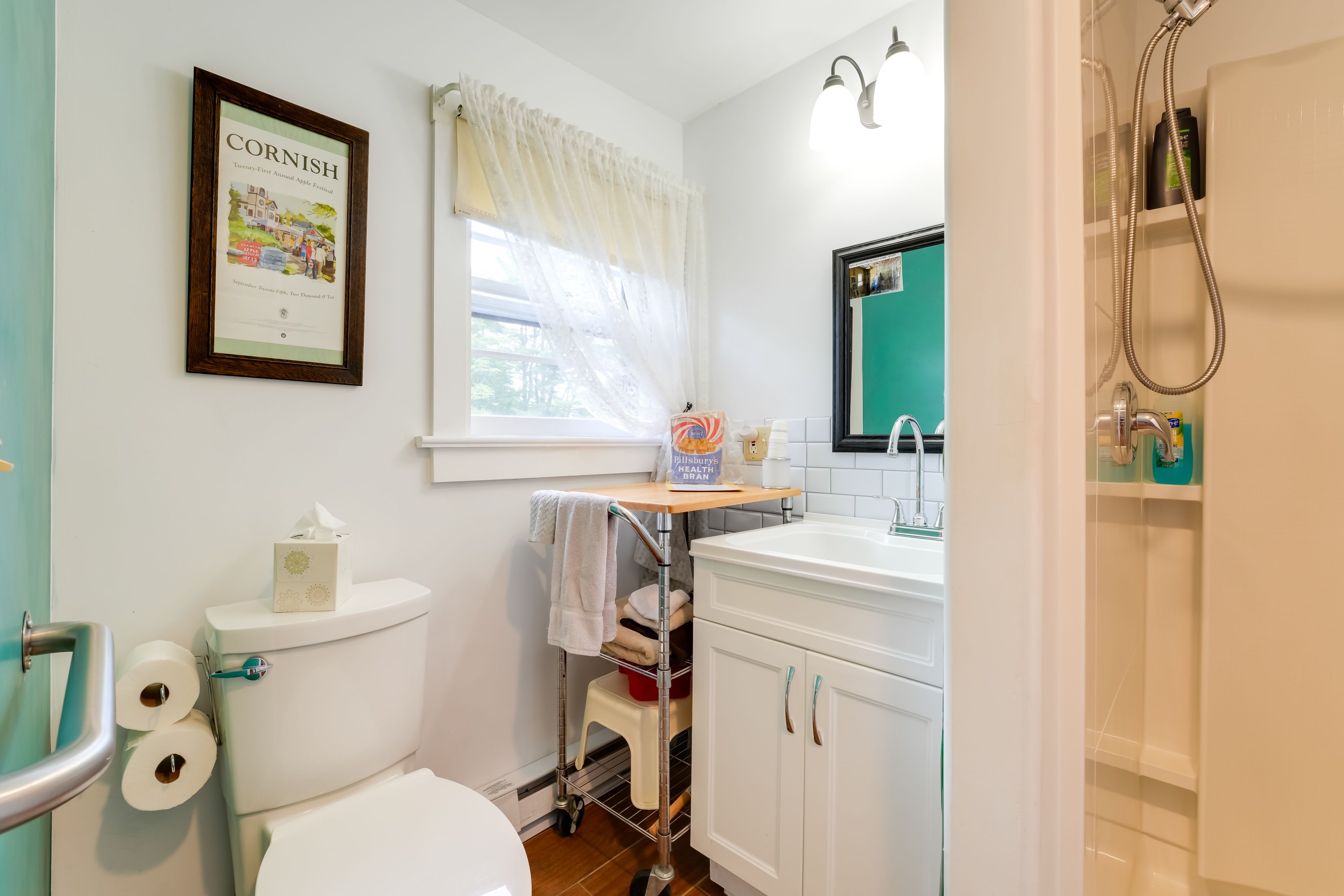 Full Bathroom | 1st Floor | Complimentary Toiletries
