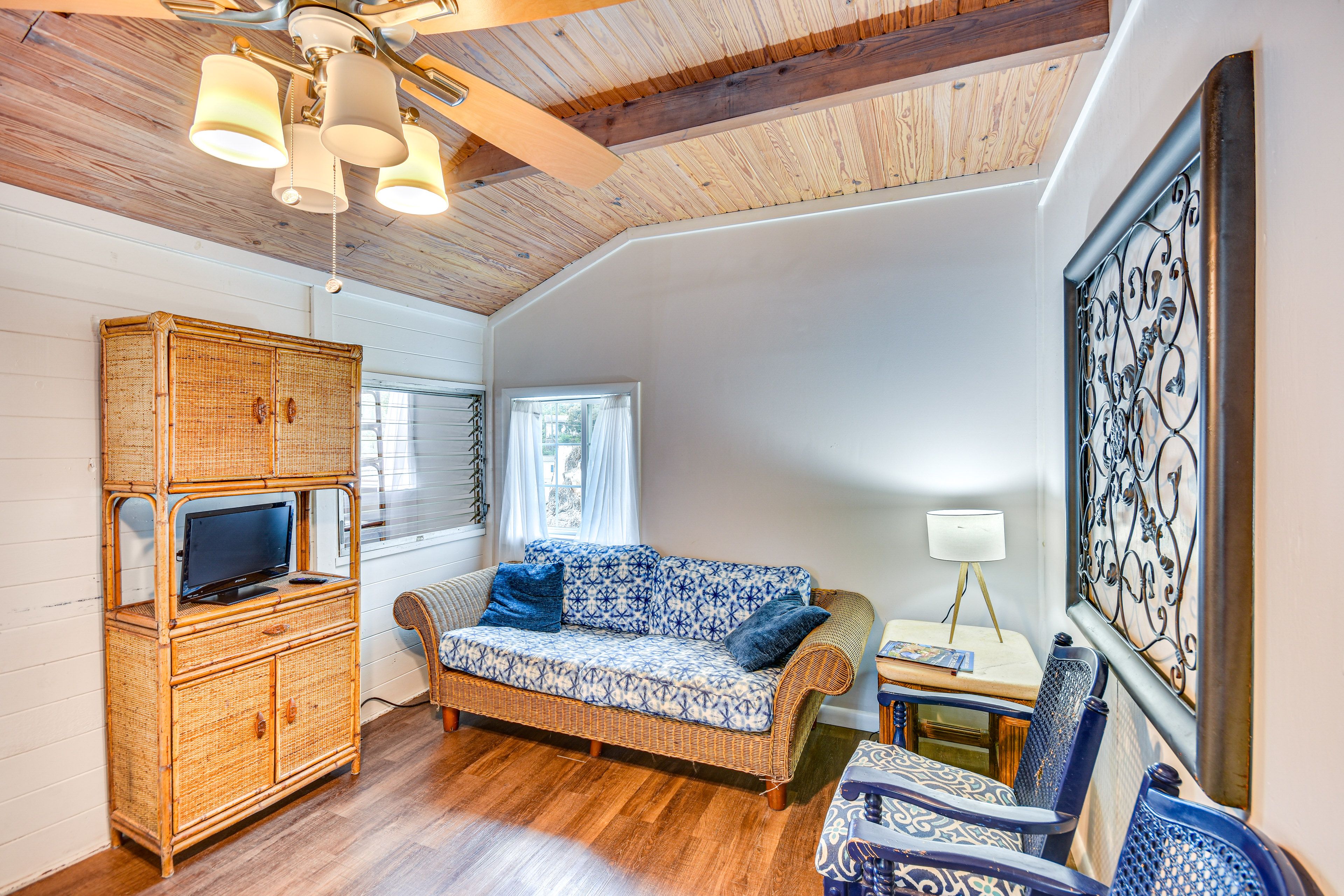 Living Room | Electric Heating | Wall A/C Unit | Smart TV w/ Basic Netflix