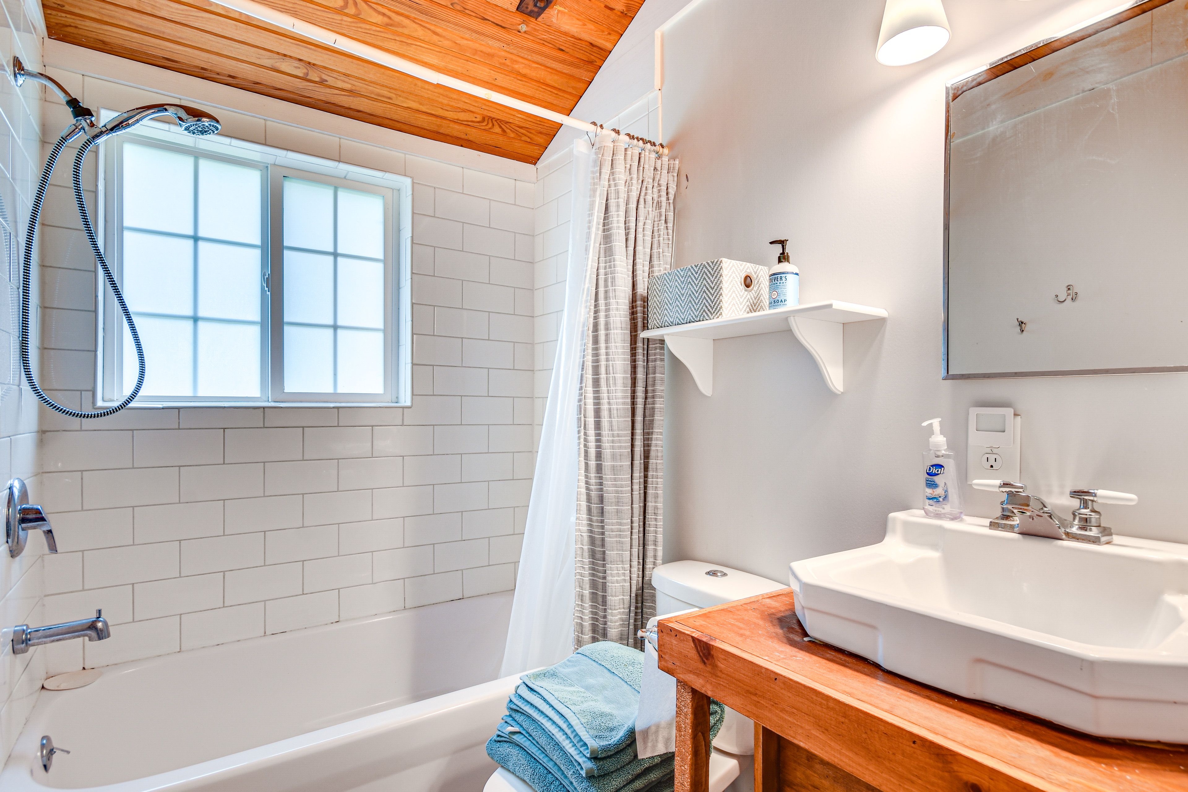 Full Bathroom | Towels Provided