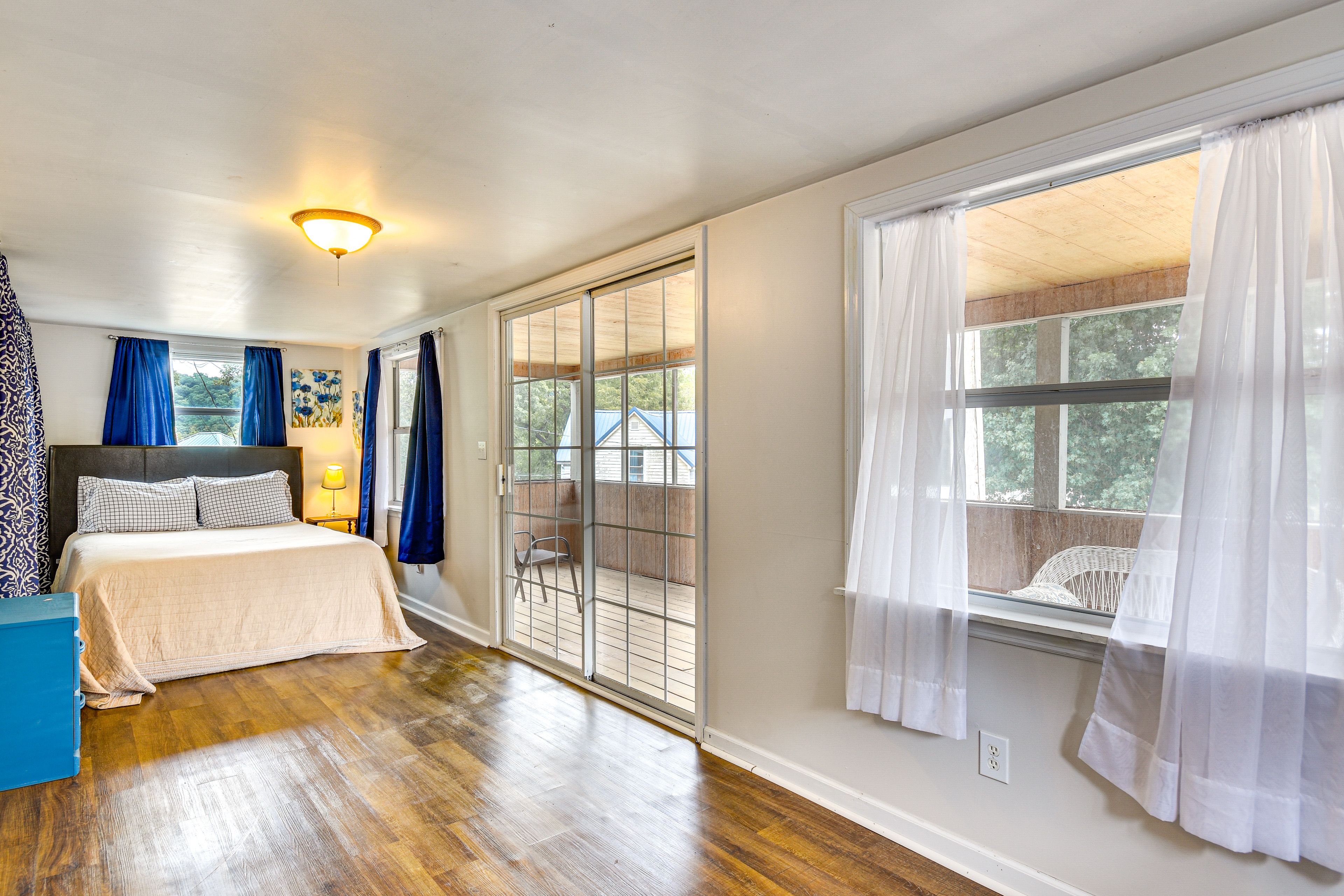 Bedroom 2 | Queen Bed