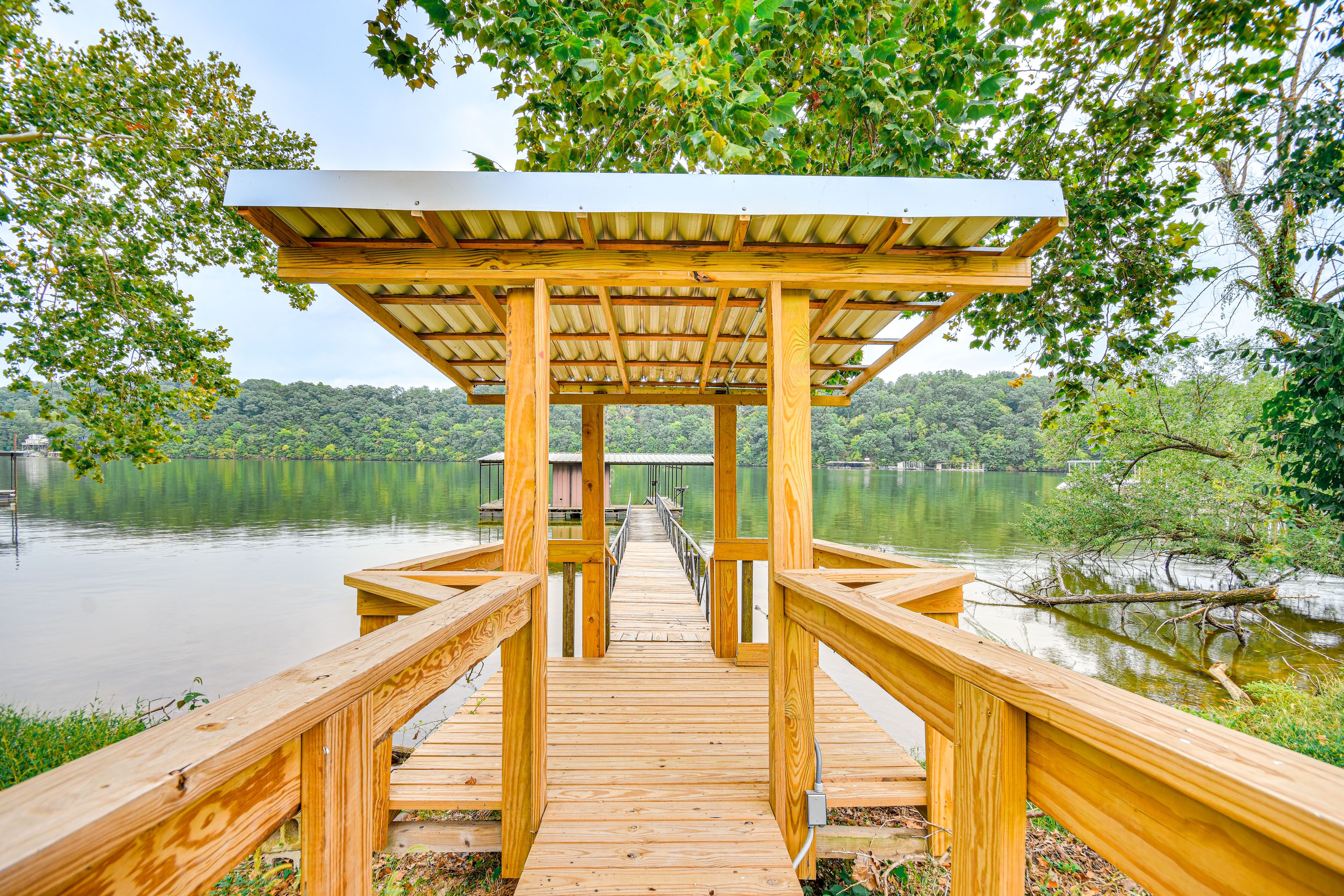 Serenity Lakefront Cottages | Shared Amenities | Boat Dock | Walking Distance