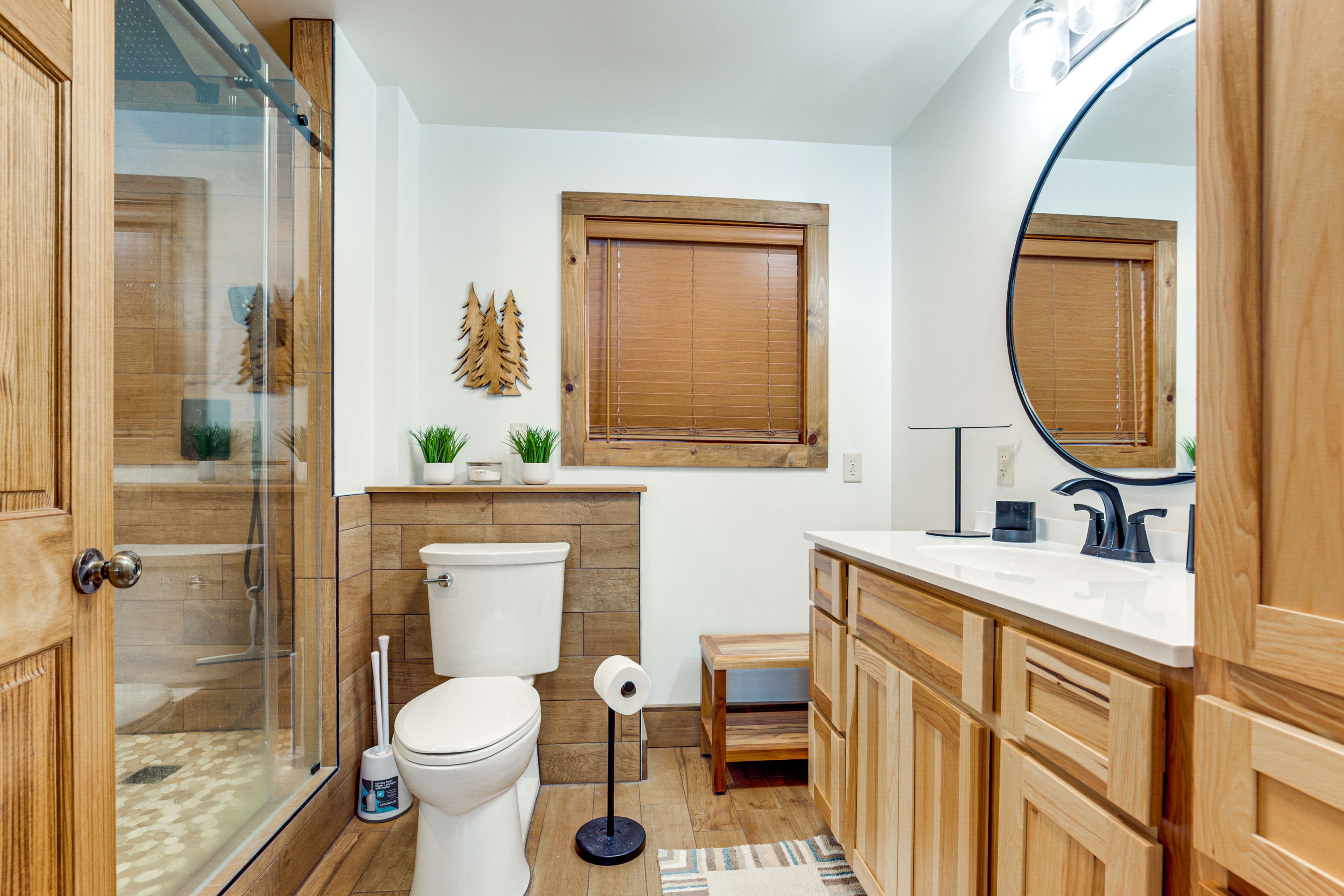 Full Bathroom | Linens & Towels | 1st Floor