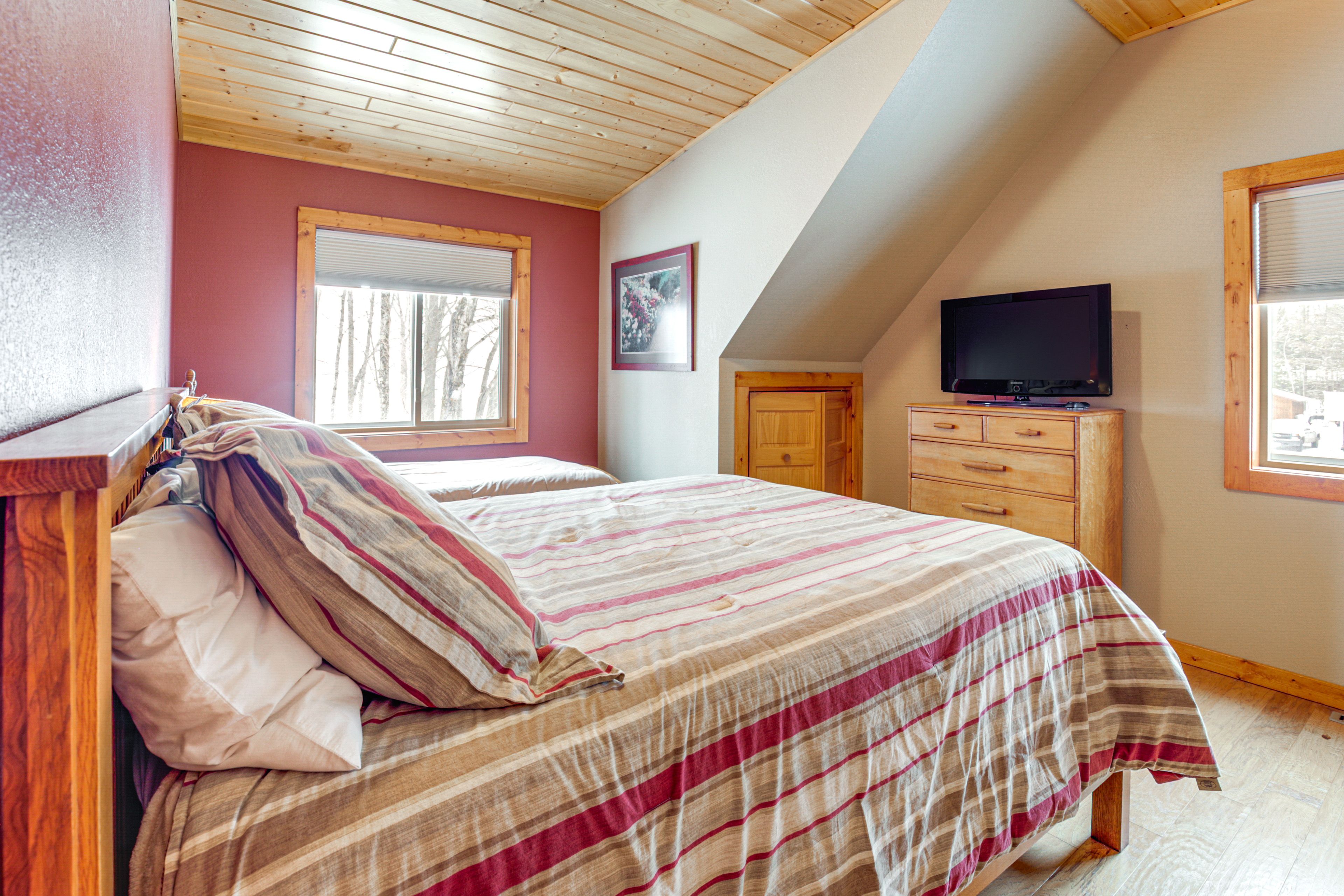 Bedroom 2 | Queen Bed | Twin Bed | 2nd Floor