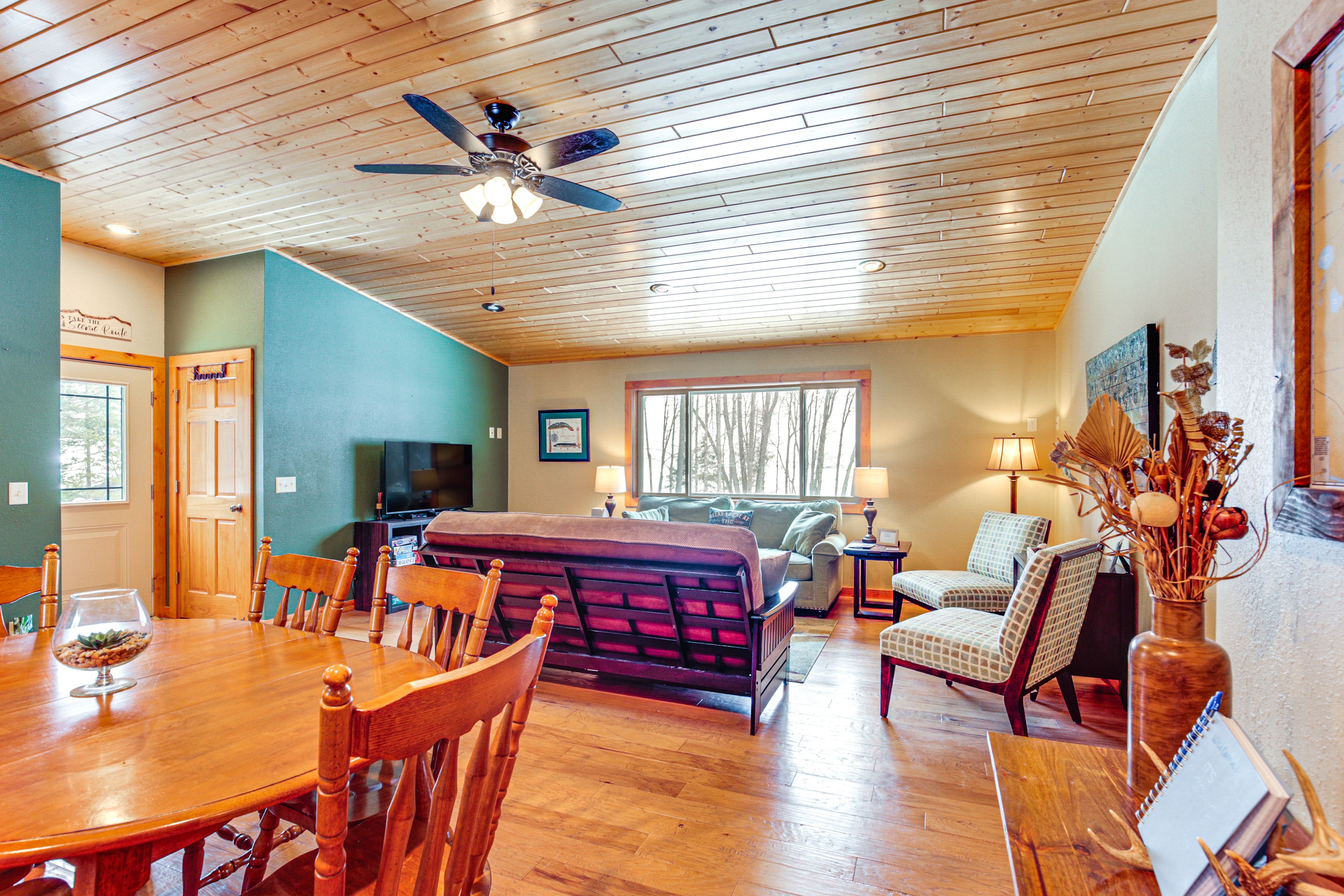 Living Room | Queen Futon | 50" Smart TV | Floor Heating | 2nd Floor