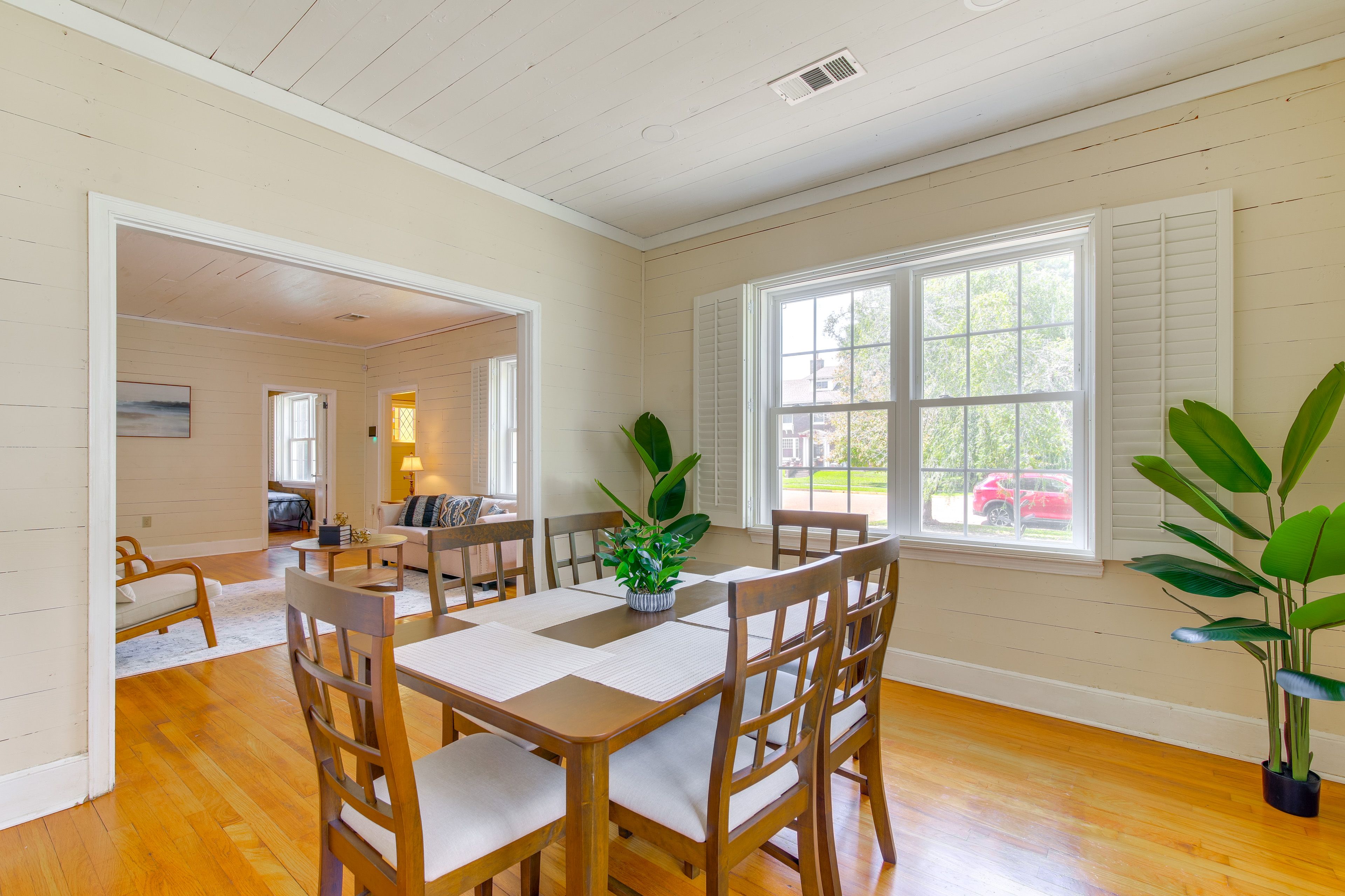 Dining Area | Dishware/Flatware Provided