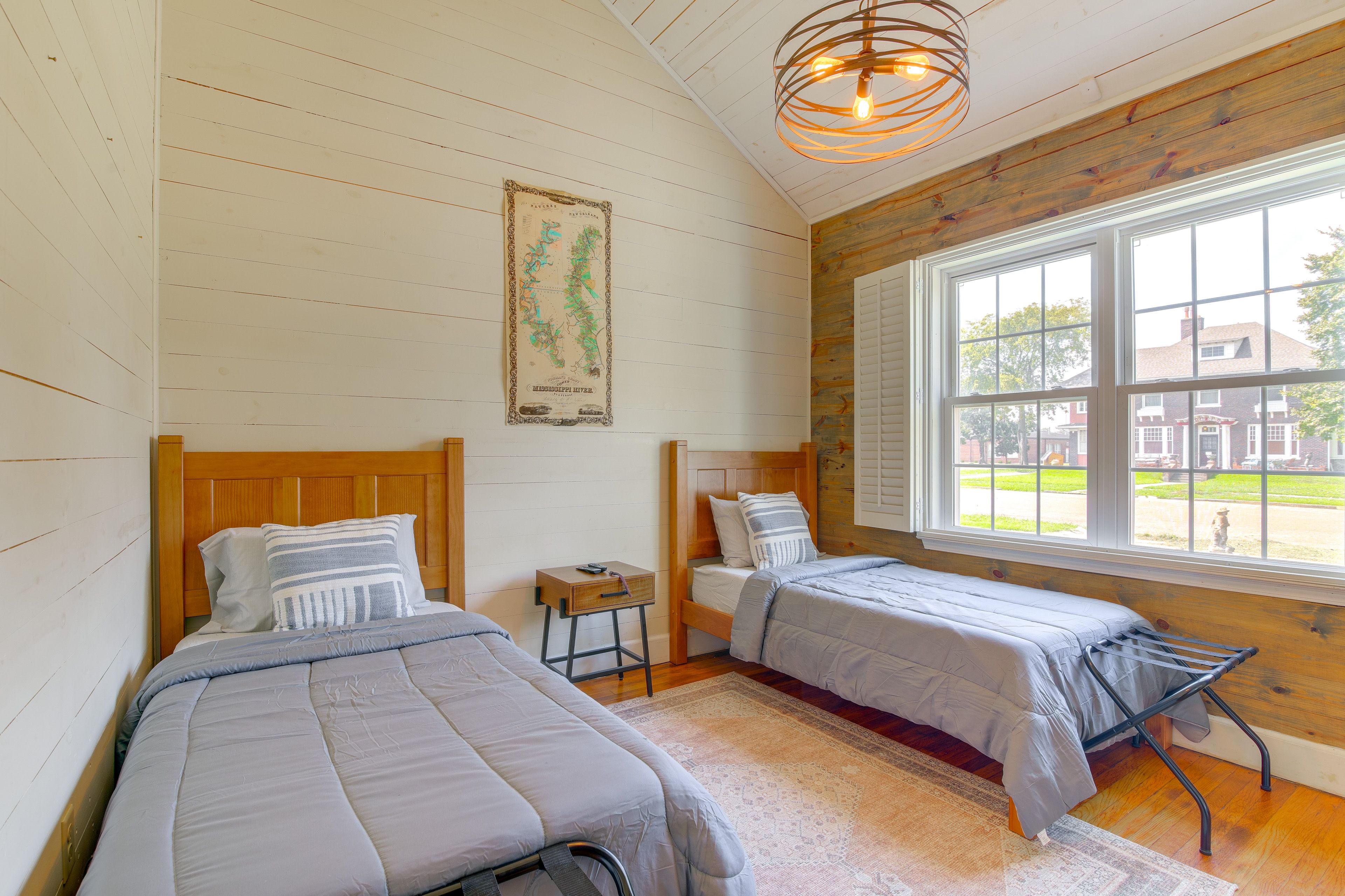 Bedroom 2 | 2 Twin Beds | Smart TV | Shared En-Suite Bathroom