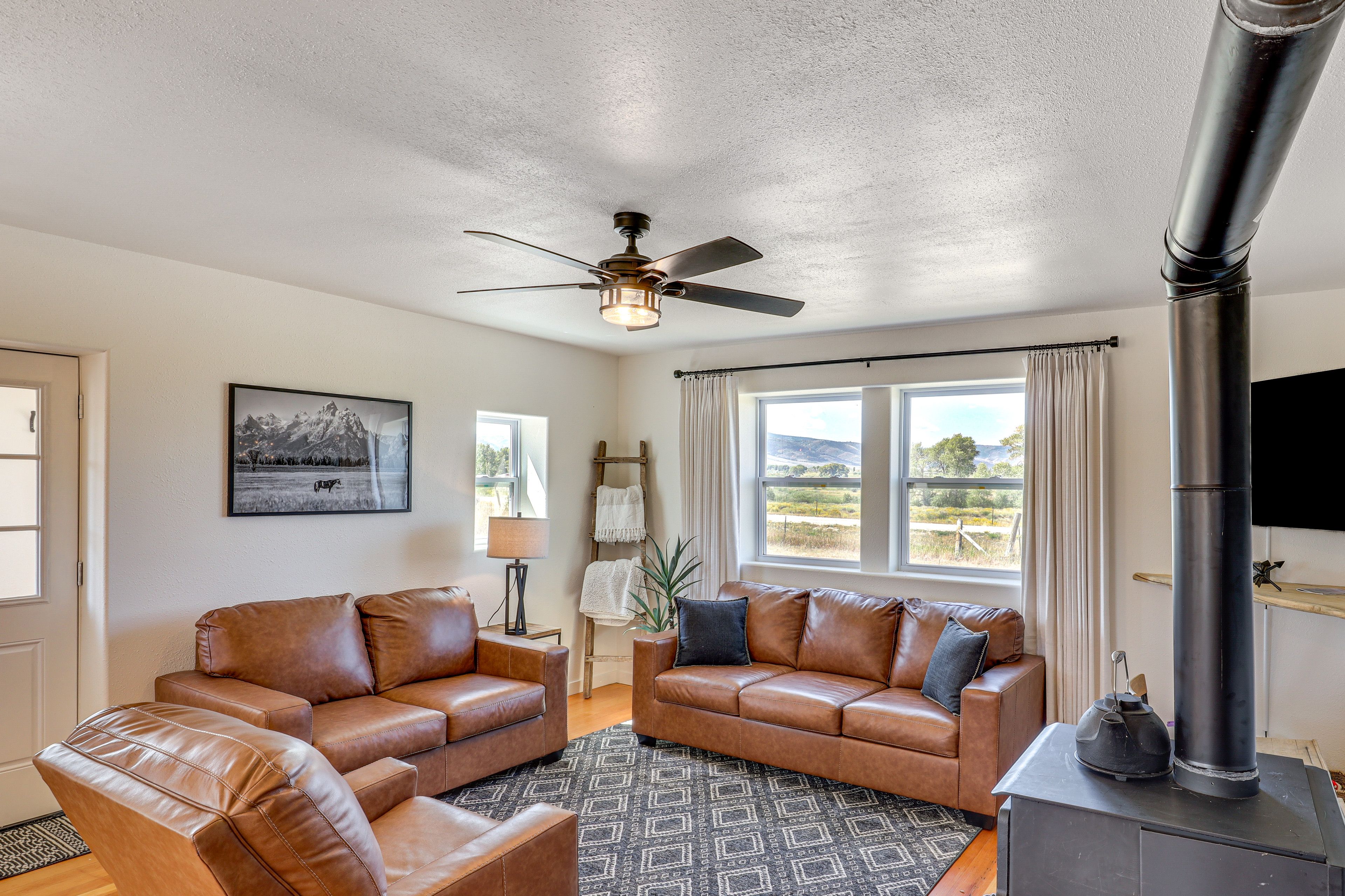 Living Room | Smart TV | Free WiFi | Wood-Burning Stove | Queen Sleeper Sofa