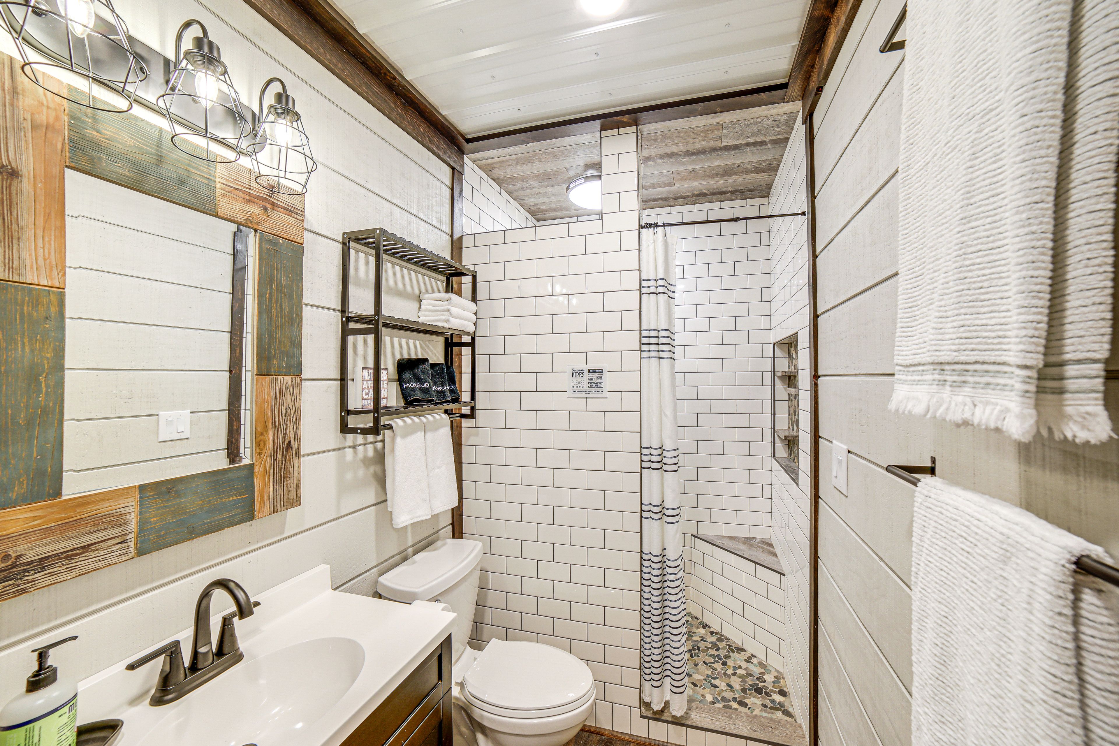 Full Bathroom | Towels Provided | Complimentary Toiletries