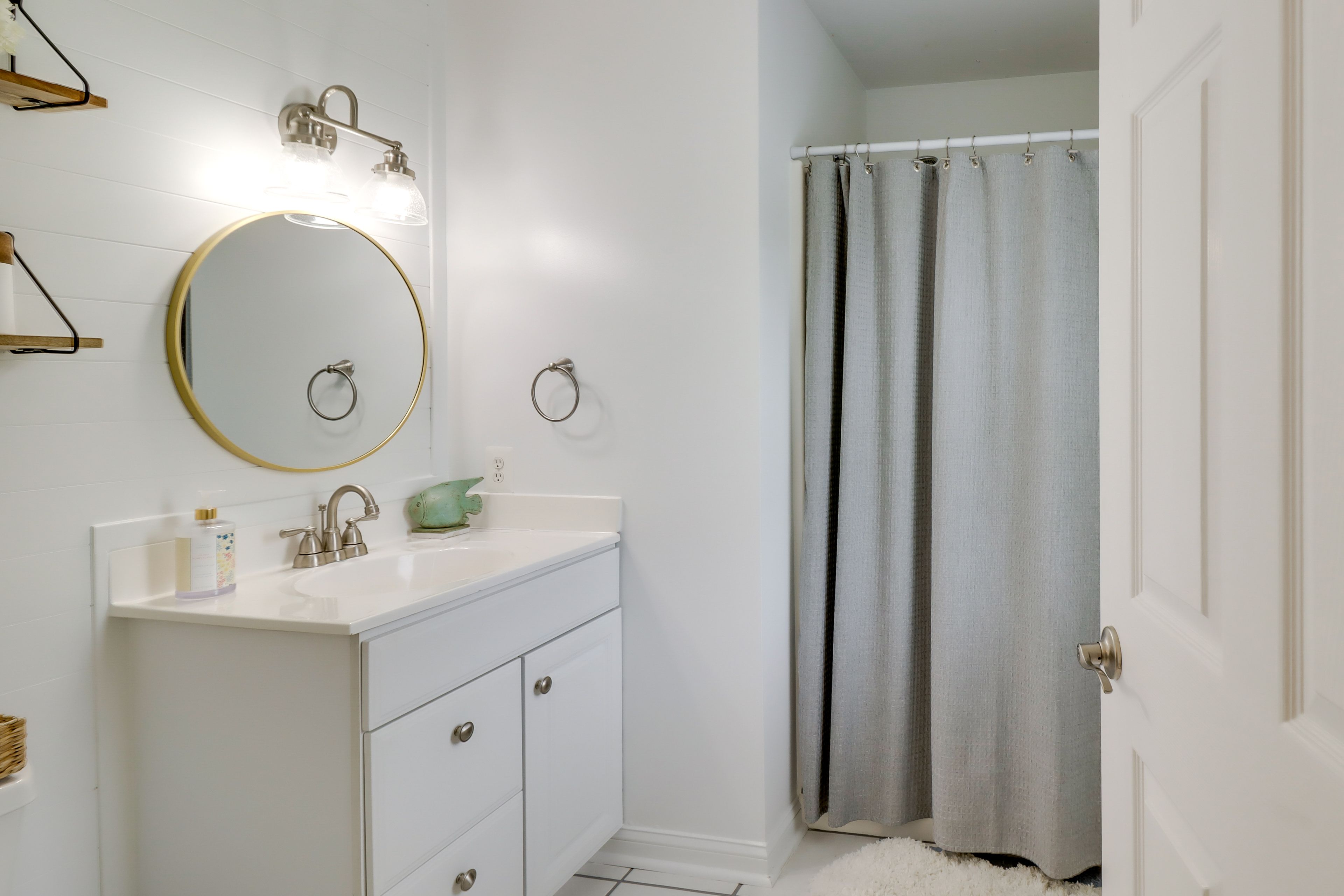 Full Bathroom | 1st Floor | Towels Provided | Complimentary Toiletries