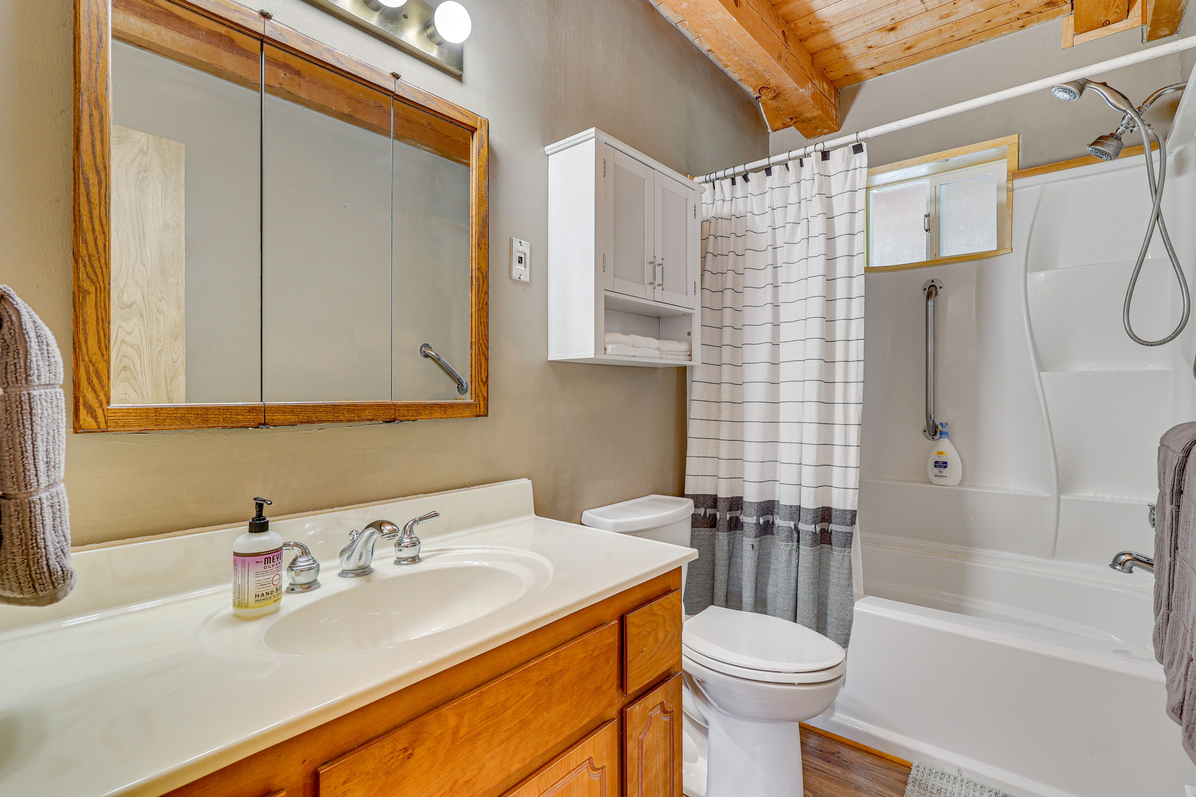 Full Bathroom | 1st Floor | Towels Provided