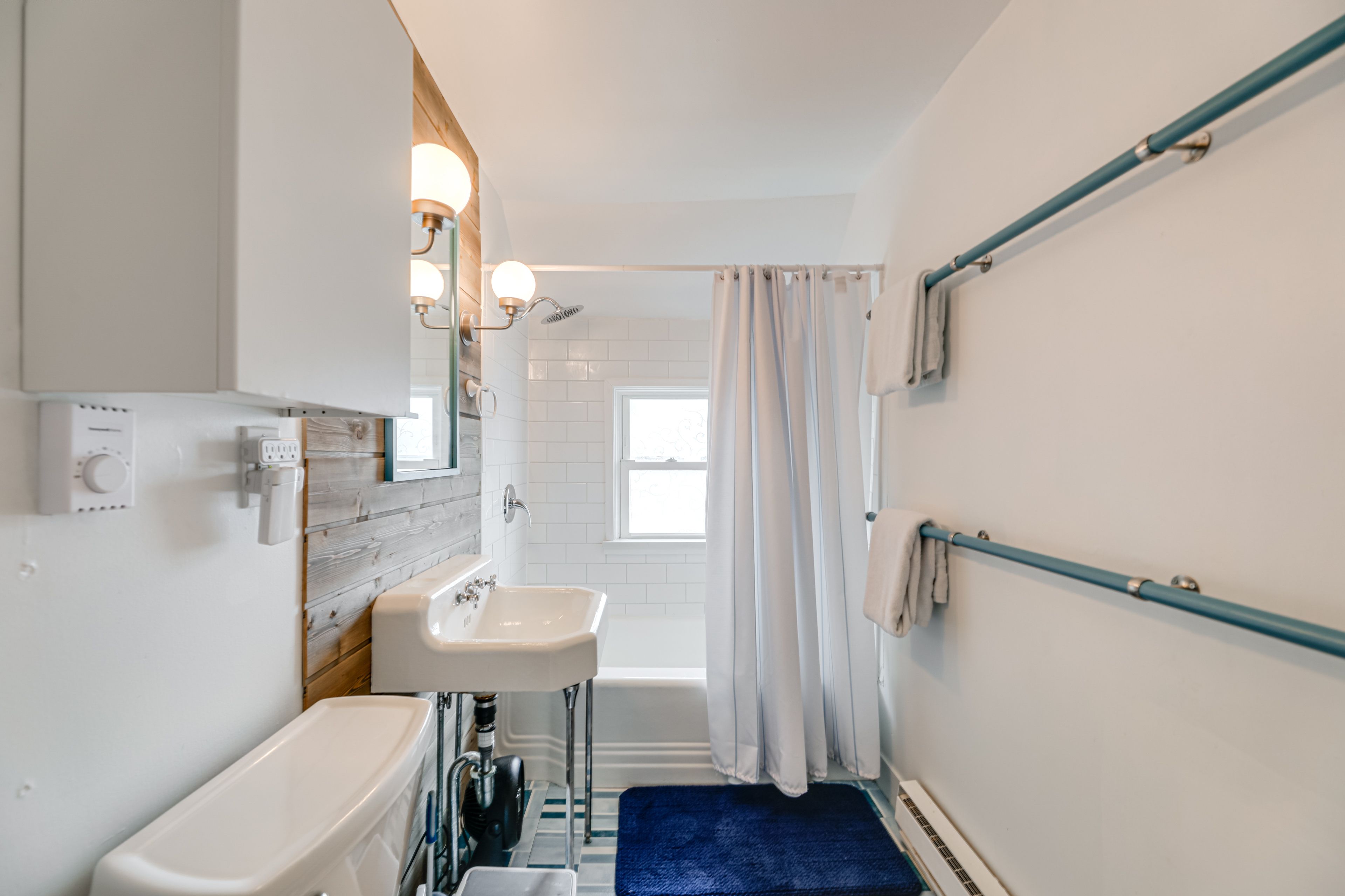 Full Bathroom | 2nd Floor | Towels Provided | Complimentary Toiletries