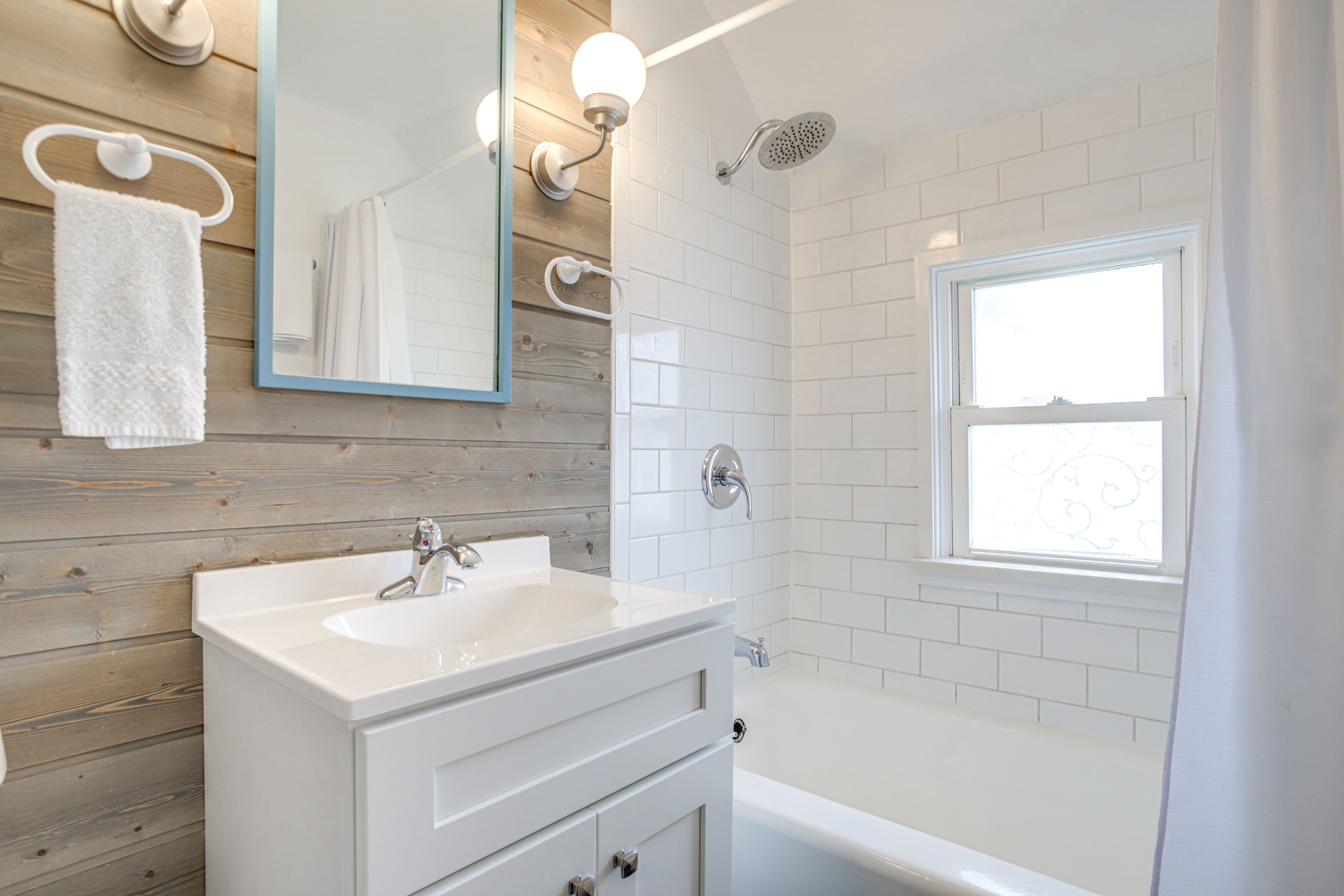 Full Bathroom | 2nd Floor | Towels Provided | Complimentary Toiletries