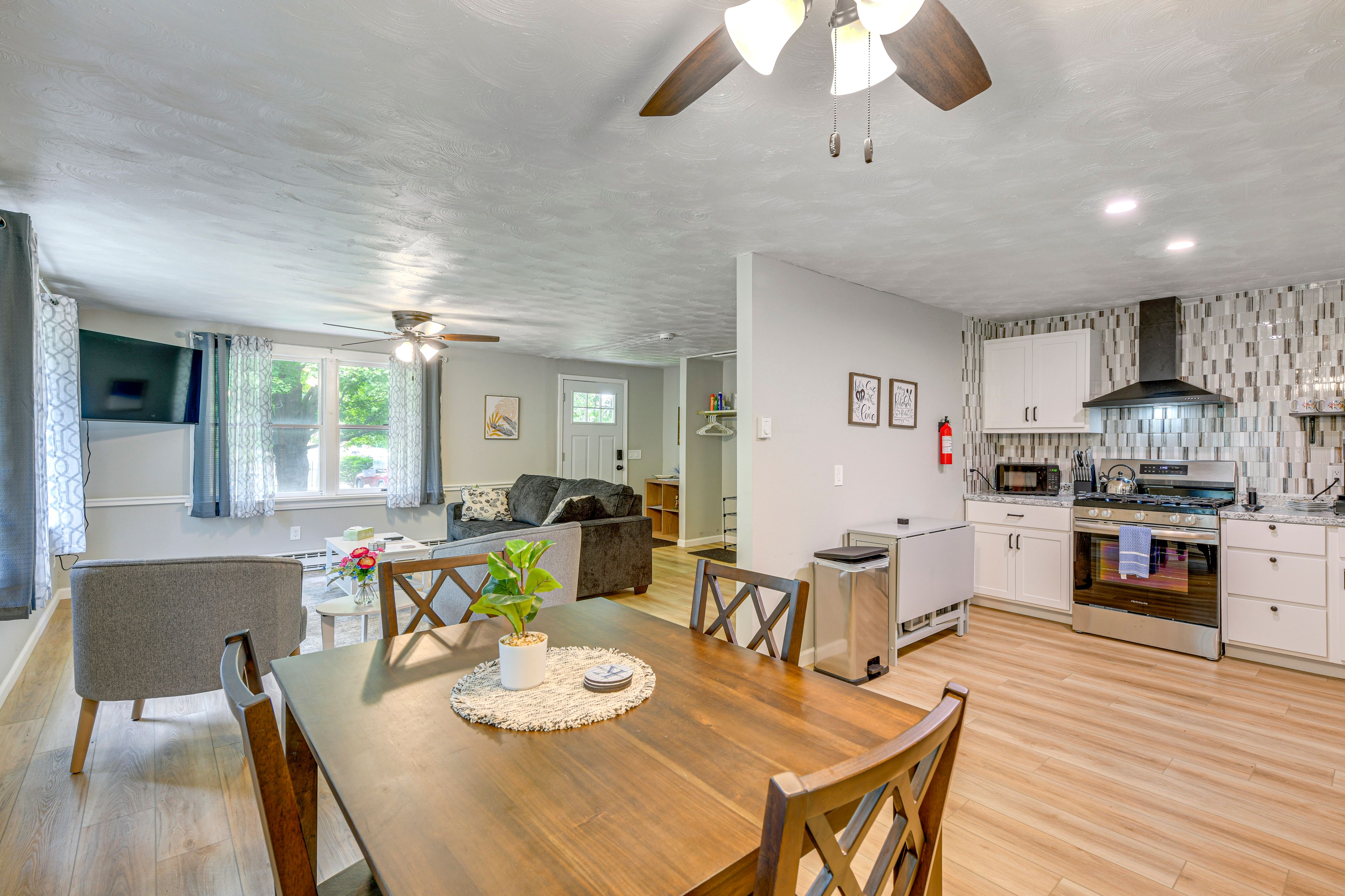 Dining Area | Dishware/Flatware Provided | Main Floor