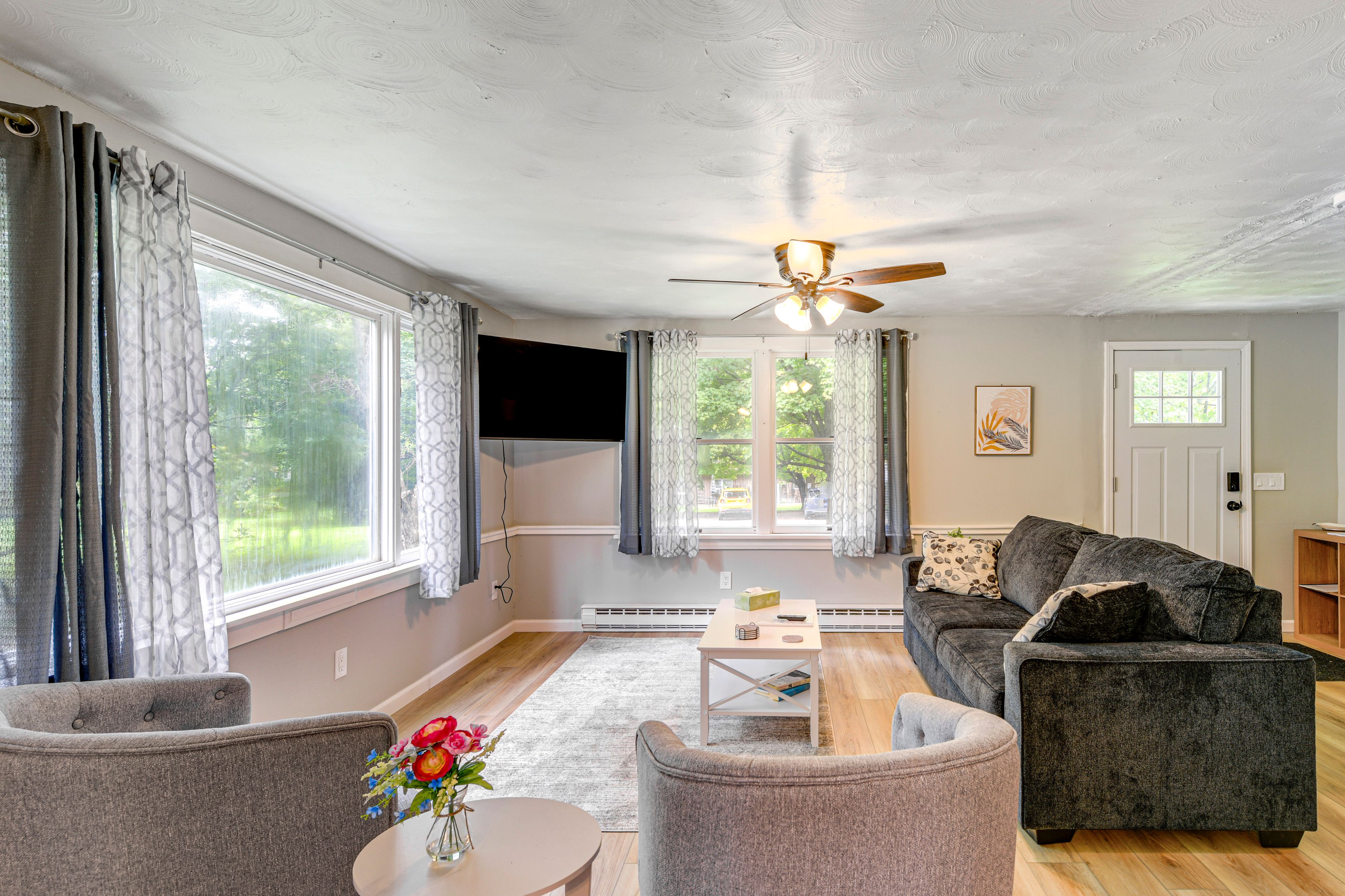 Living Room | Free WiFi | Electric Heating | Smart TV | Main Floor