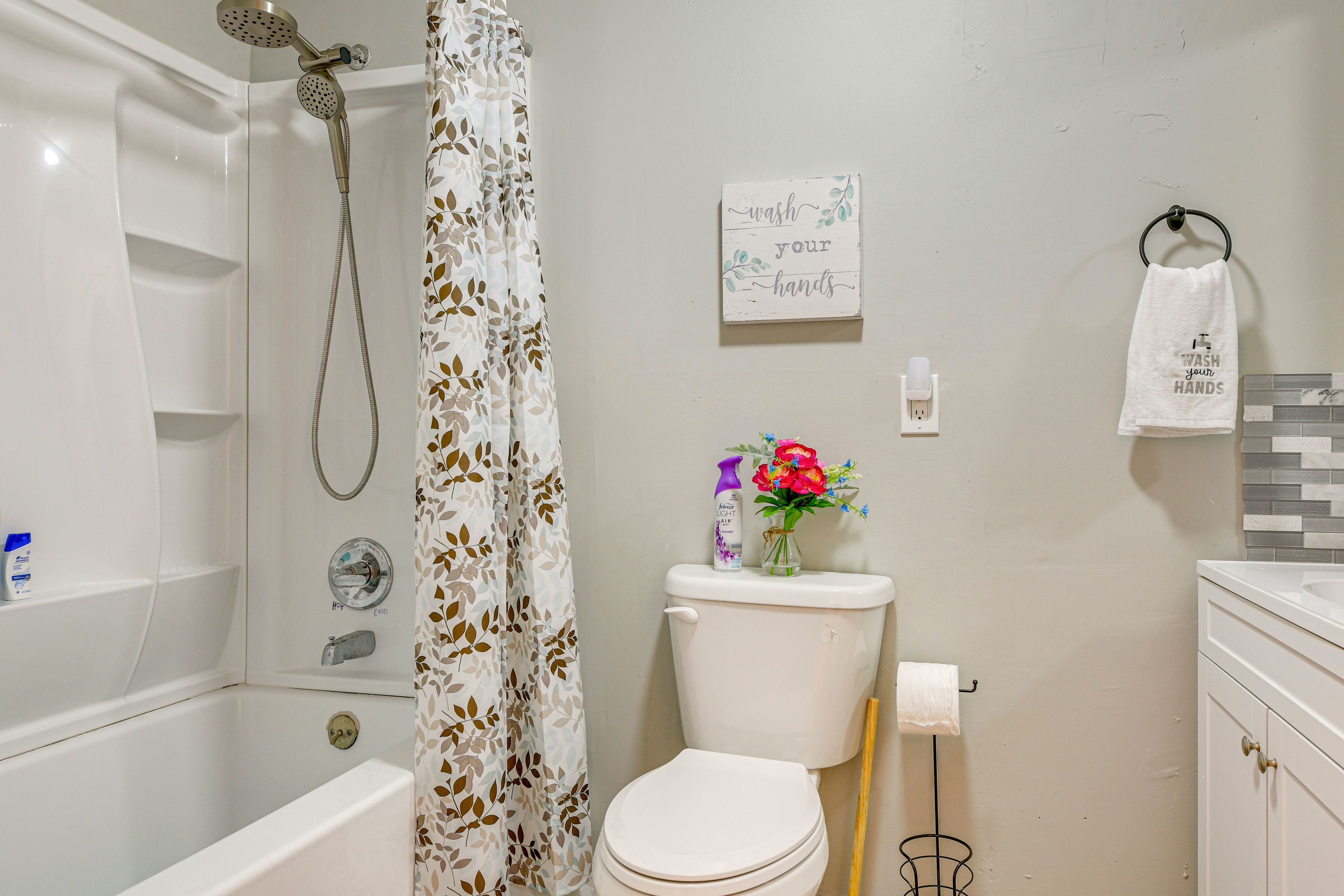 Bathroom | Complimentary Toiletries | Towels Provided | Upper Floor