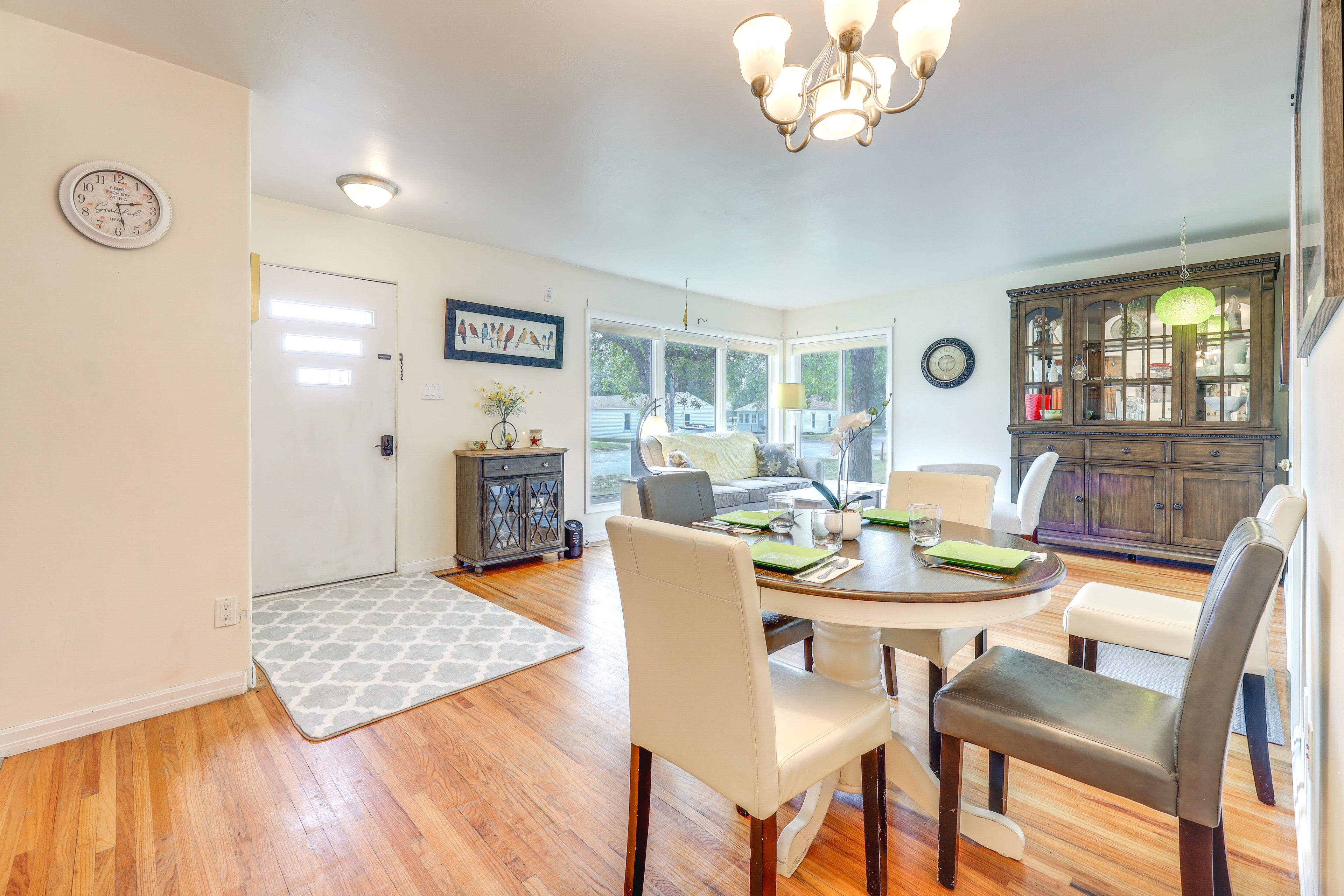 Dining Area | Dishware/Flatware Provided | Main Floor