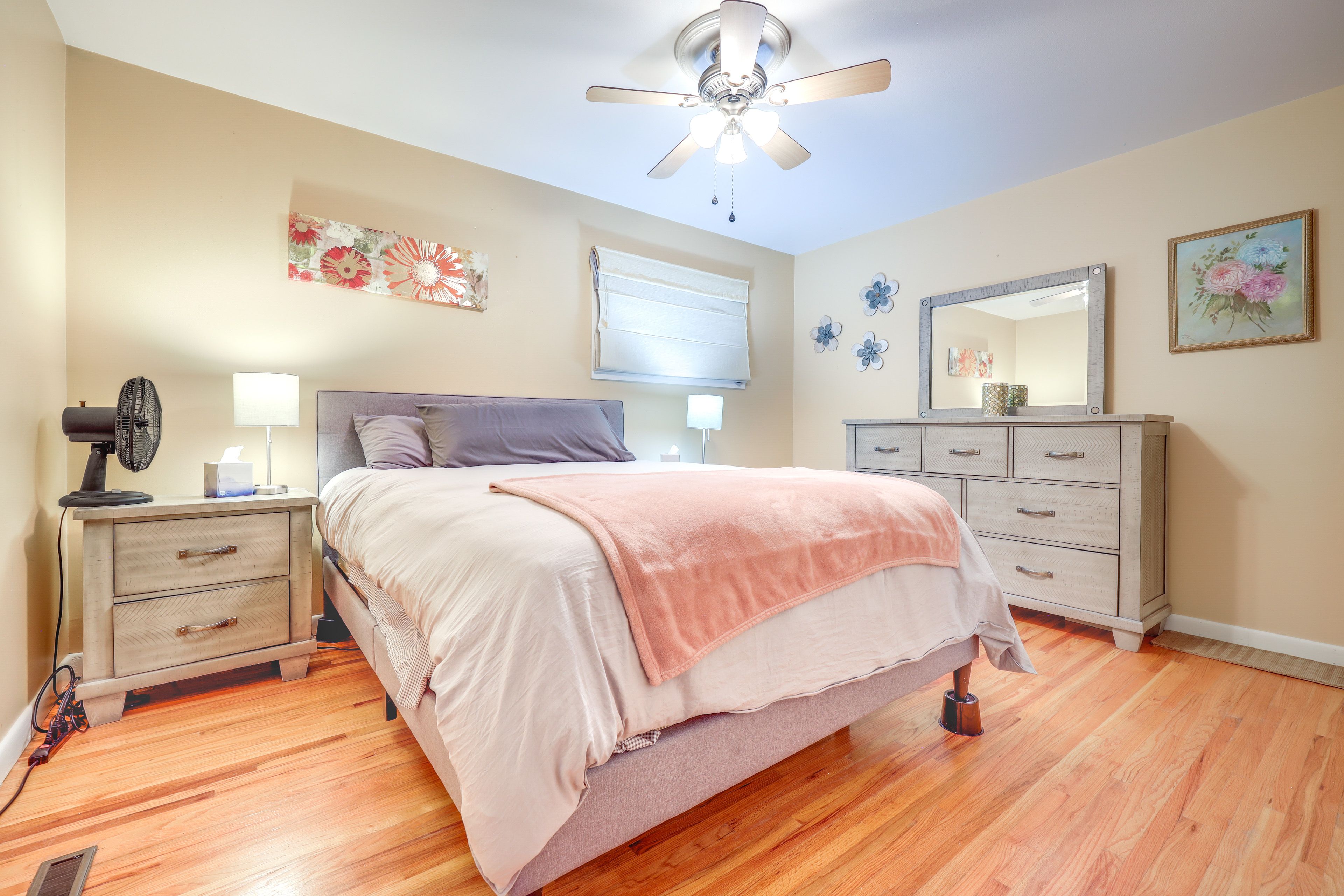 Bedroom 2 | Queen Bed | Main Floor