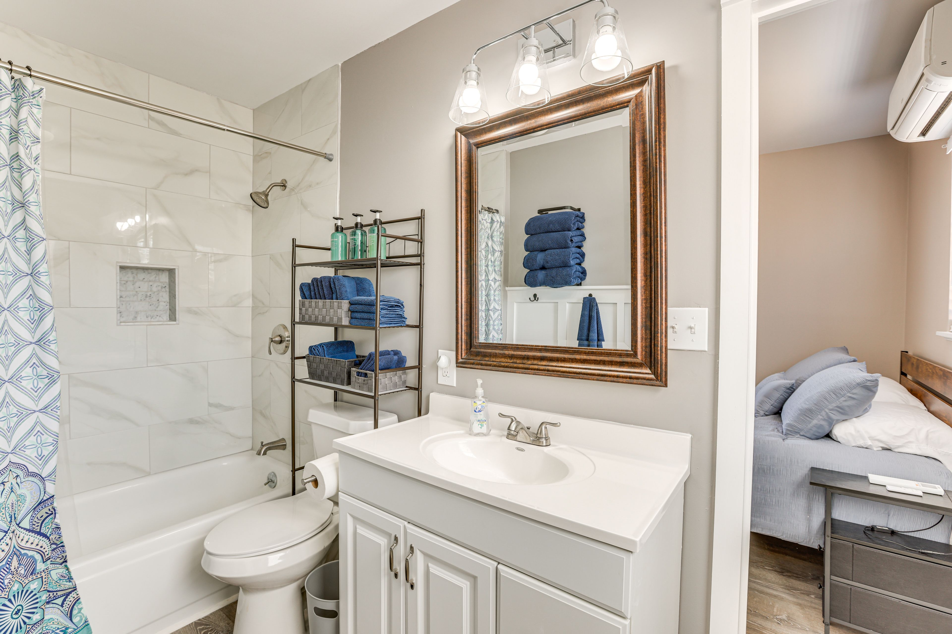Jack-and-Jill Bathroom | Towels Provided | Main Level
