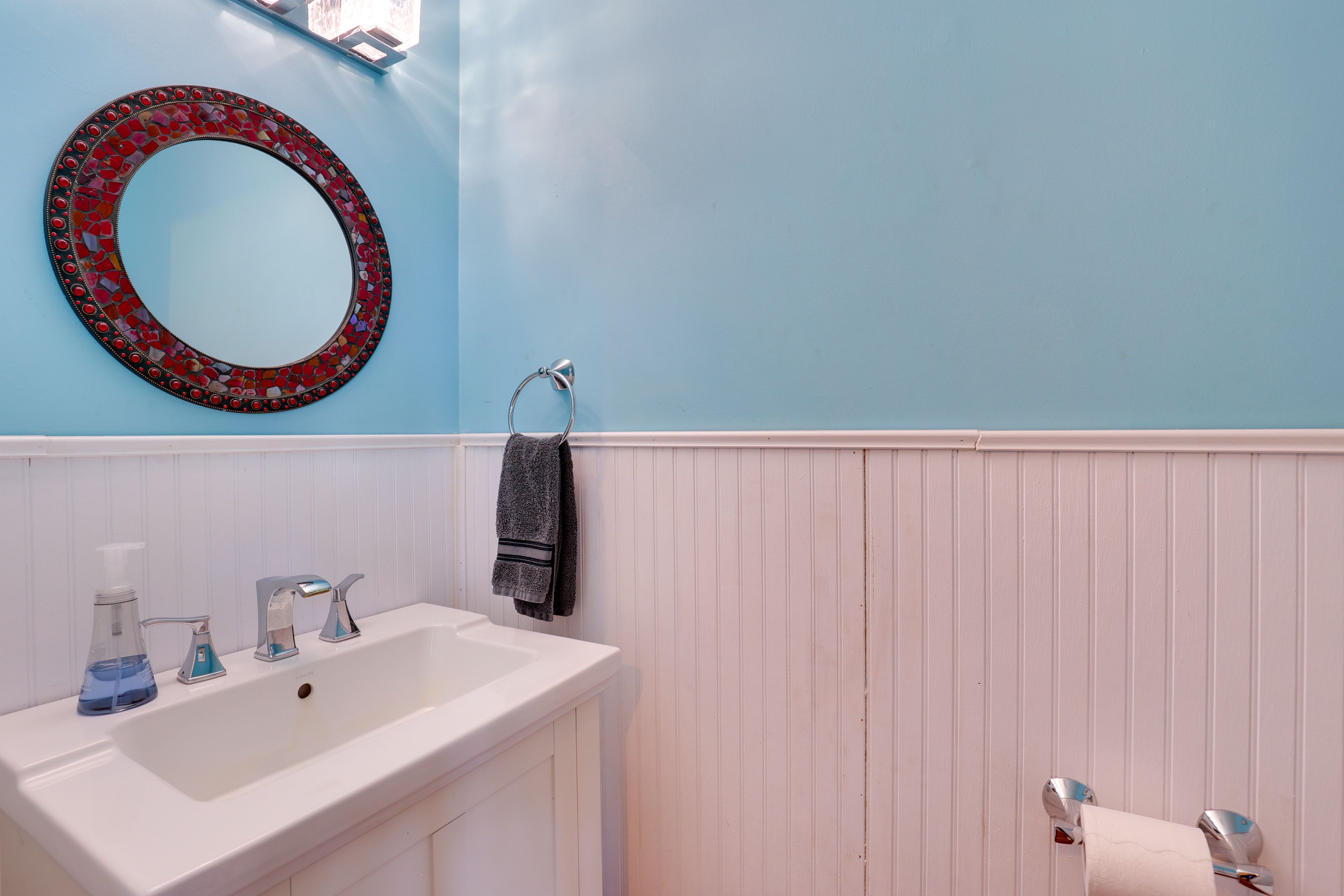 Half Bathroom | 1st Floor | Towels Provided