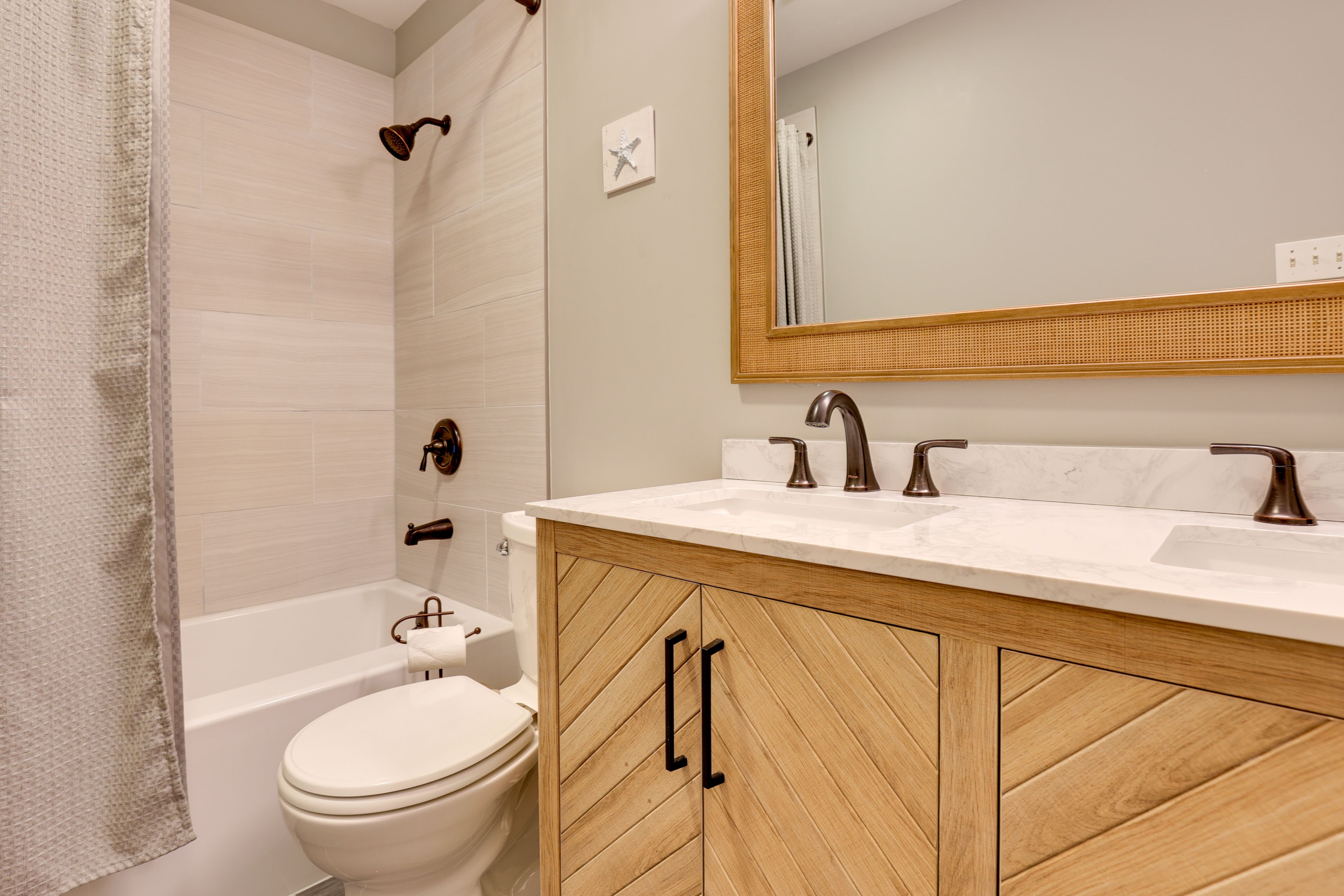 Full Bathroom | 2nd Floor | Shower/Tub Combo
