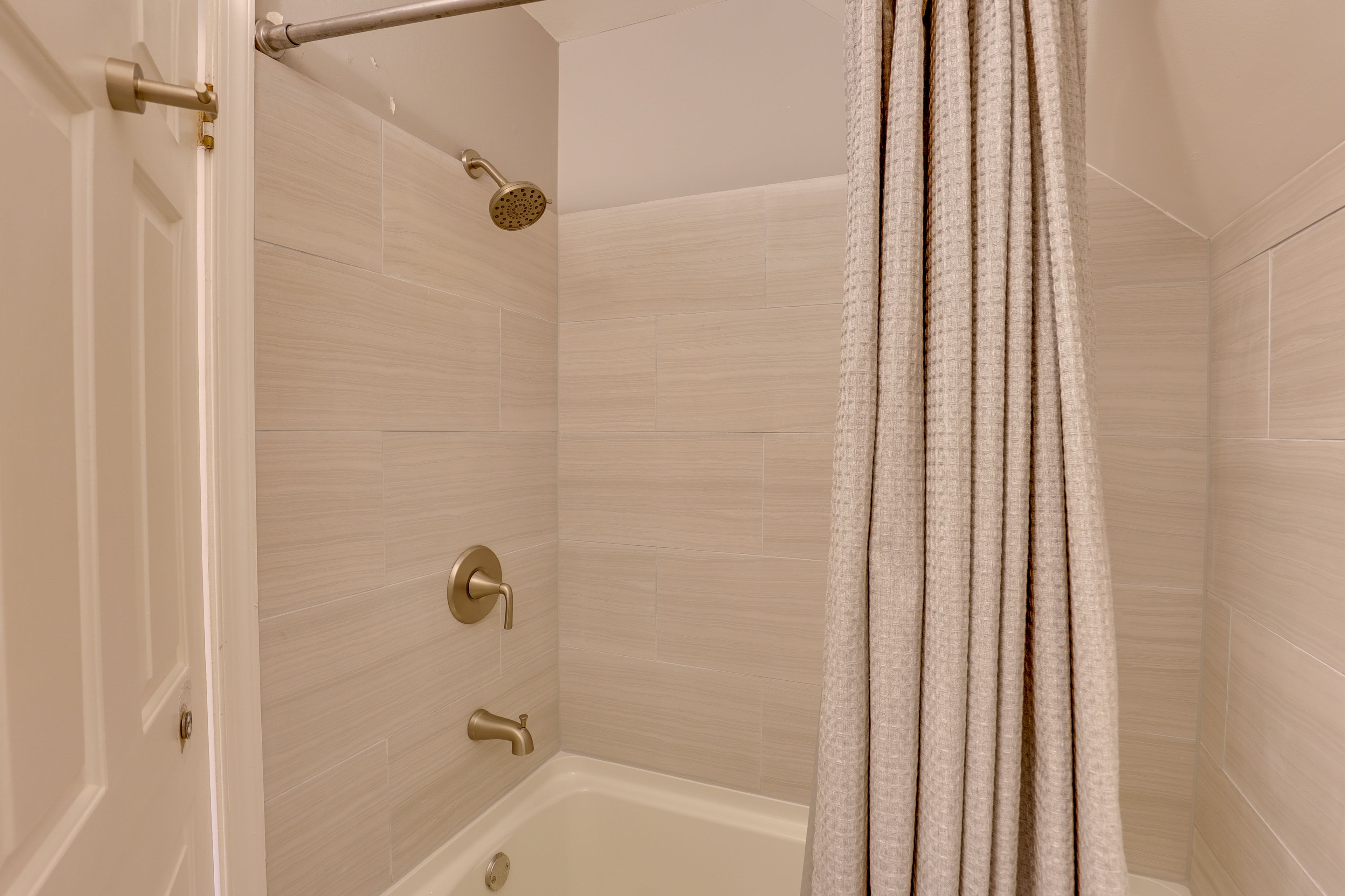Full Bathroom | 2nd Floor