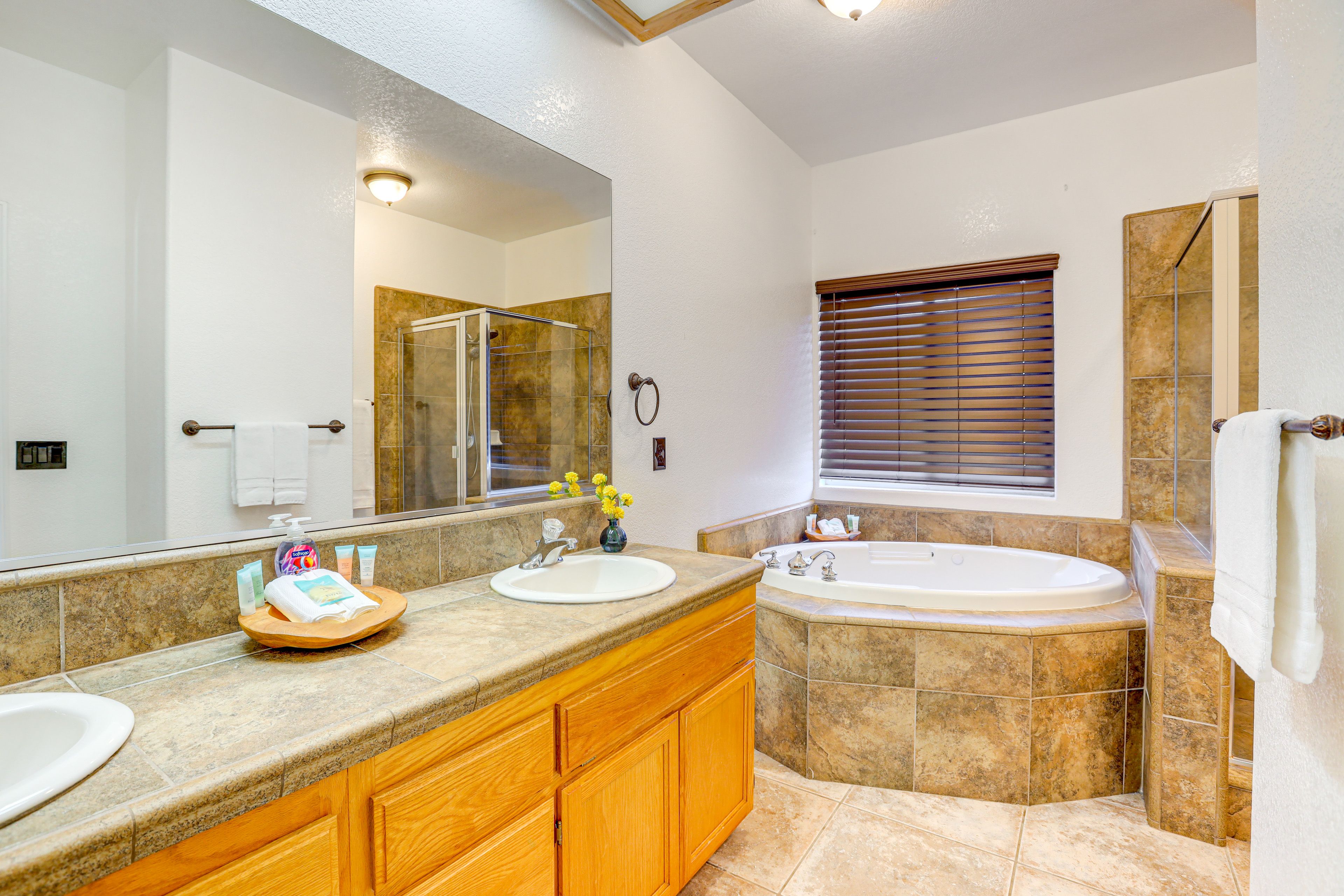 En-Suite Bathroom | Jetted Tub | Towels Provided