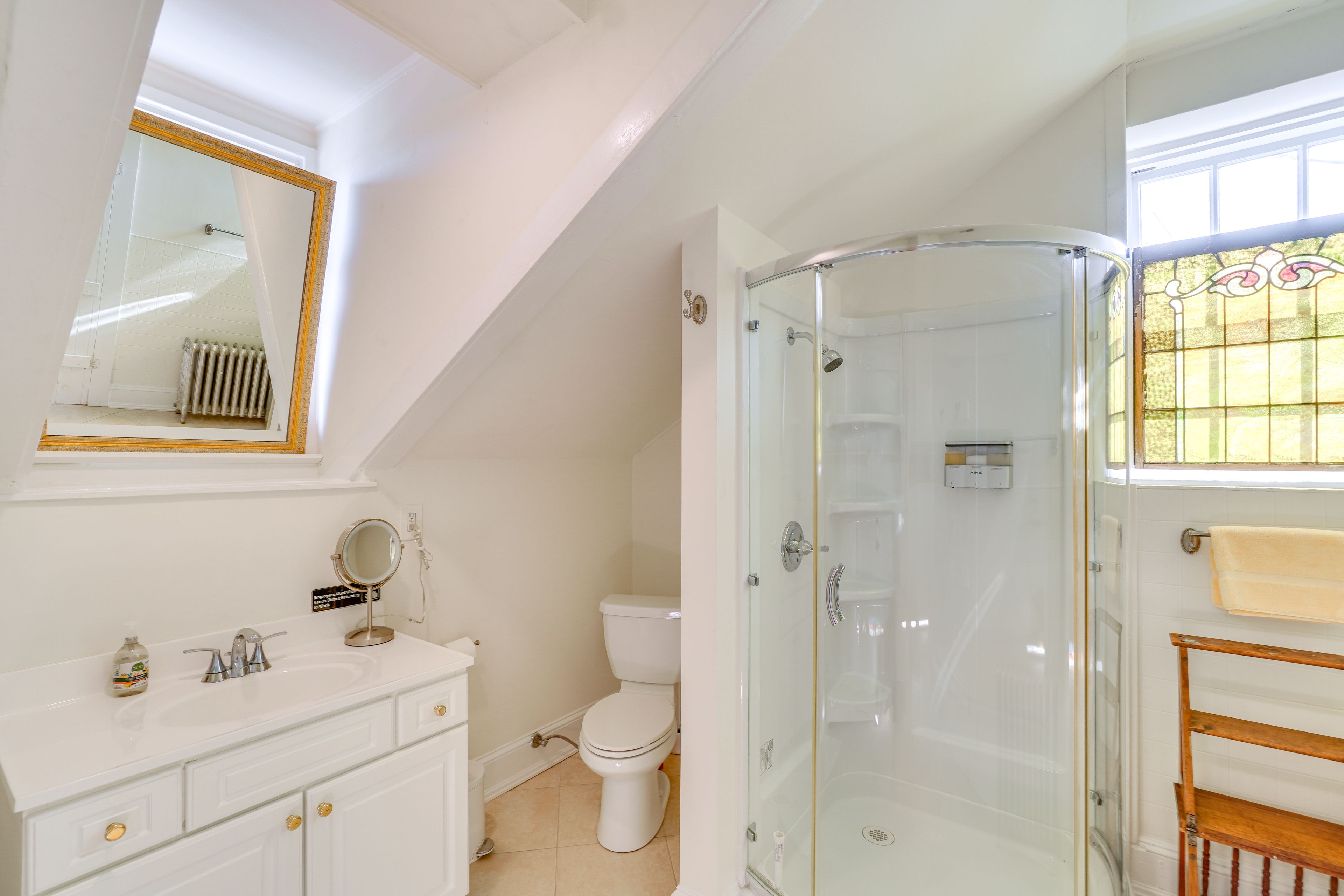 Full Bathroom | Complimentary Toiletries | 2nd Floor