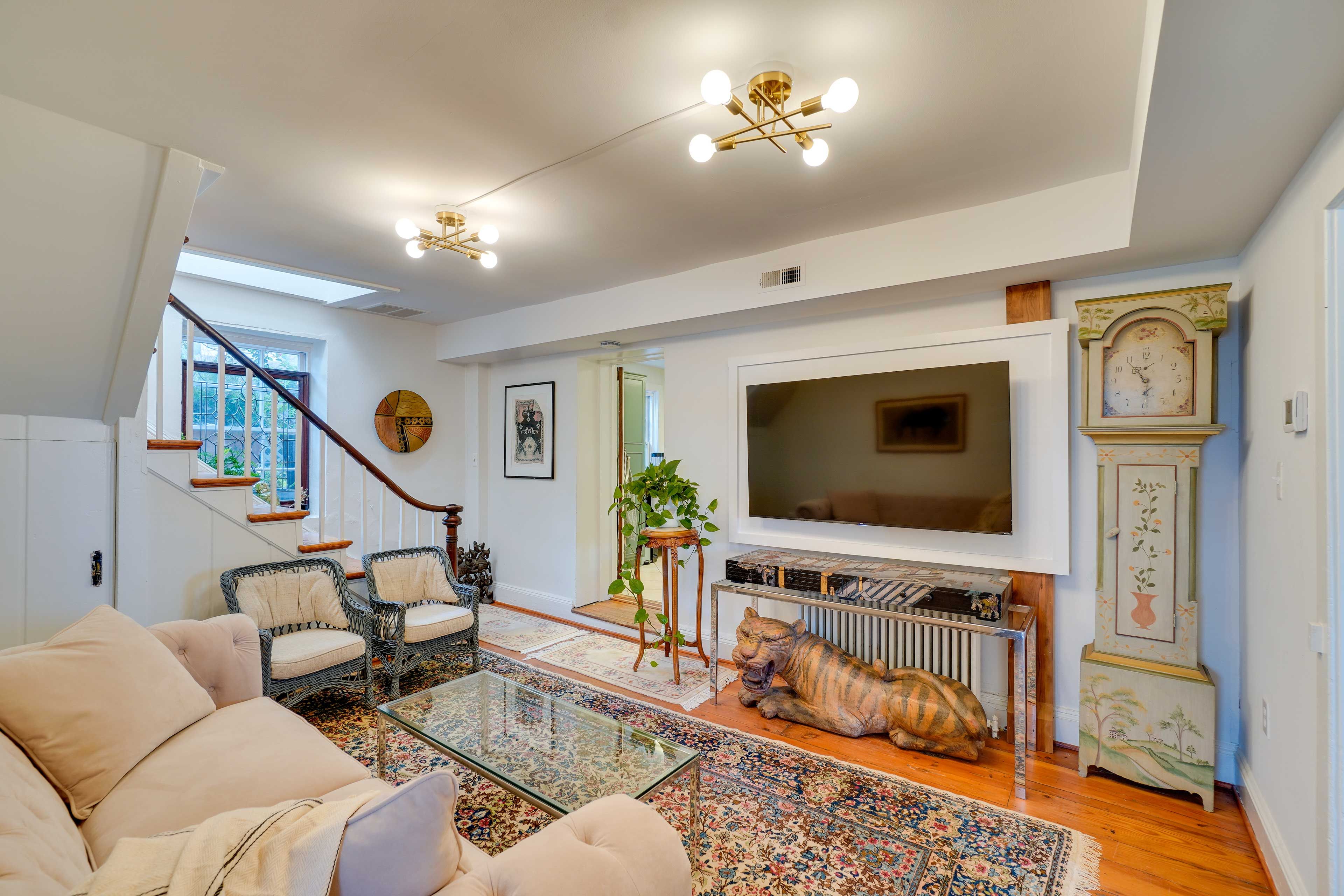 Living Room | Free WiFi | Smart TV | Central A/C & Heating | 1st Floor