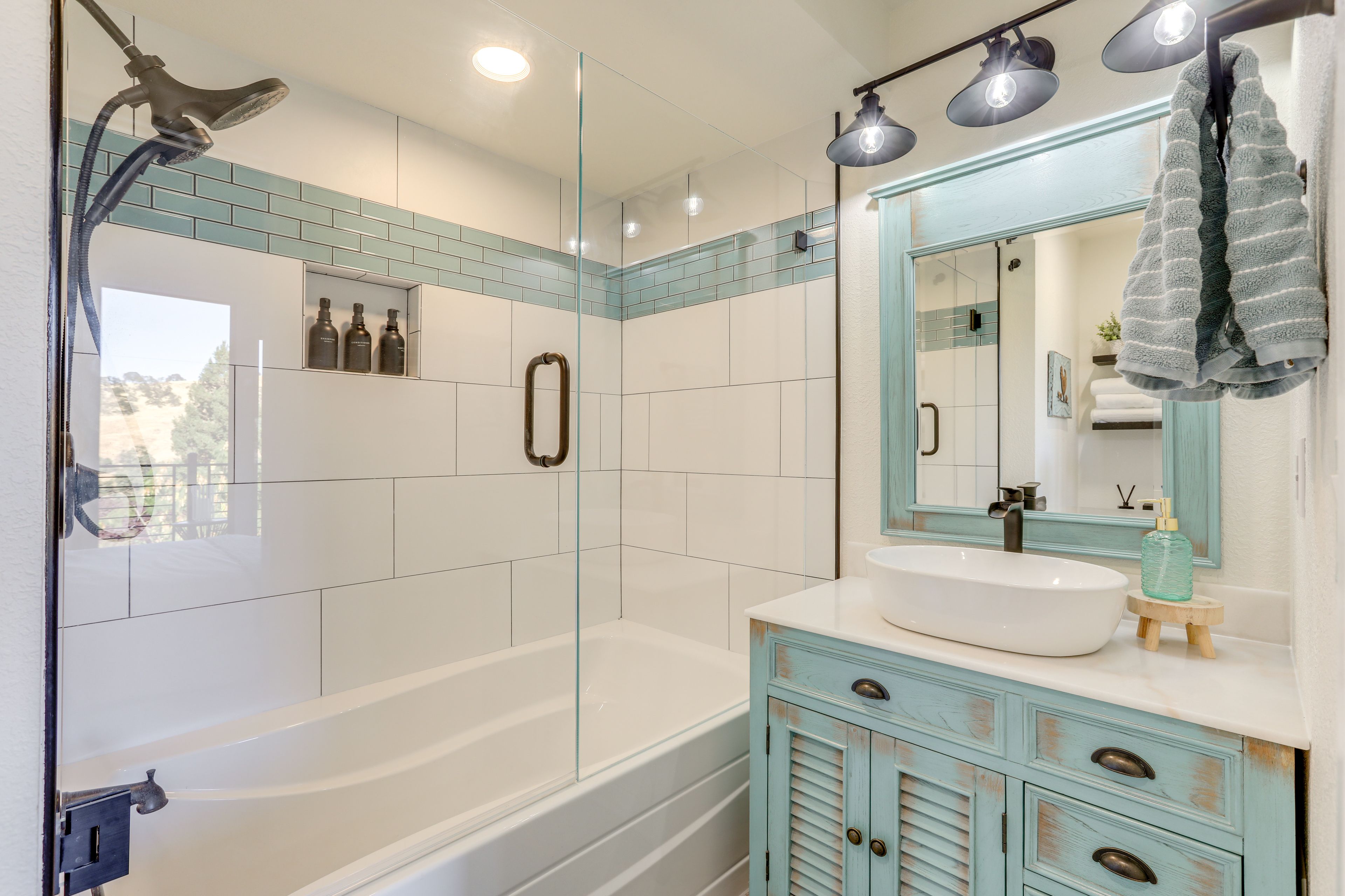 Full Bathroom | Complimentary Toiletries