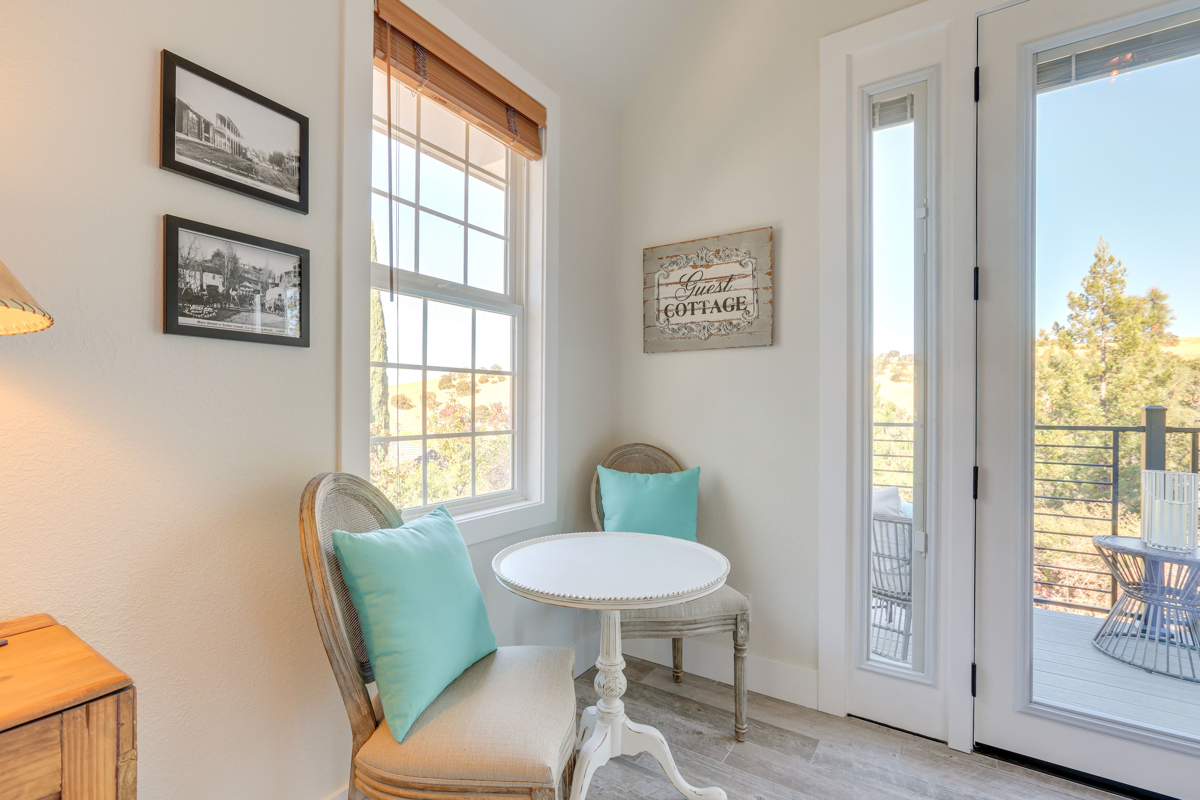 Dining Area | Dishware/Flatware Provided