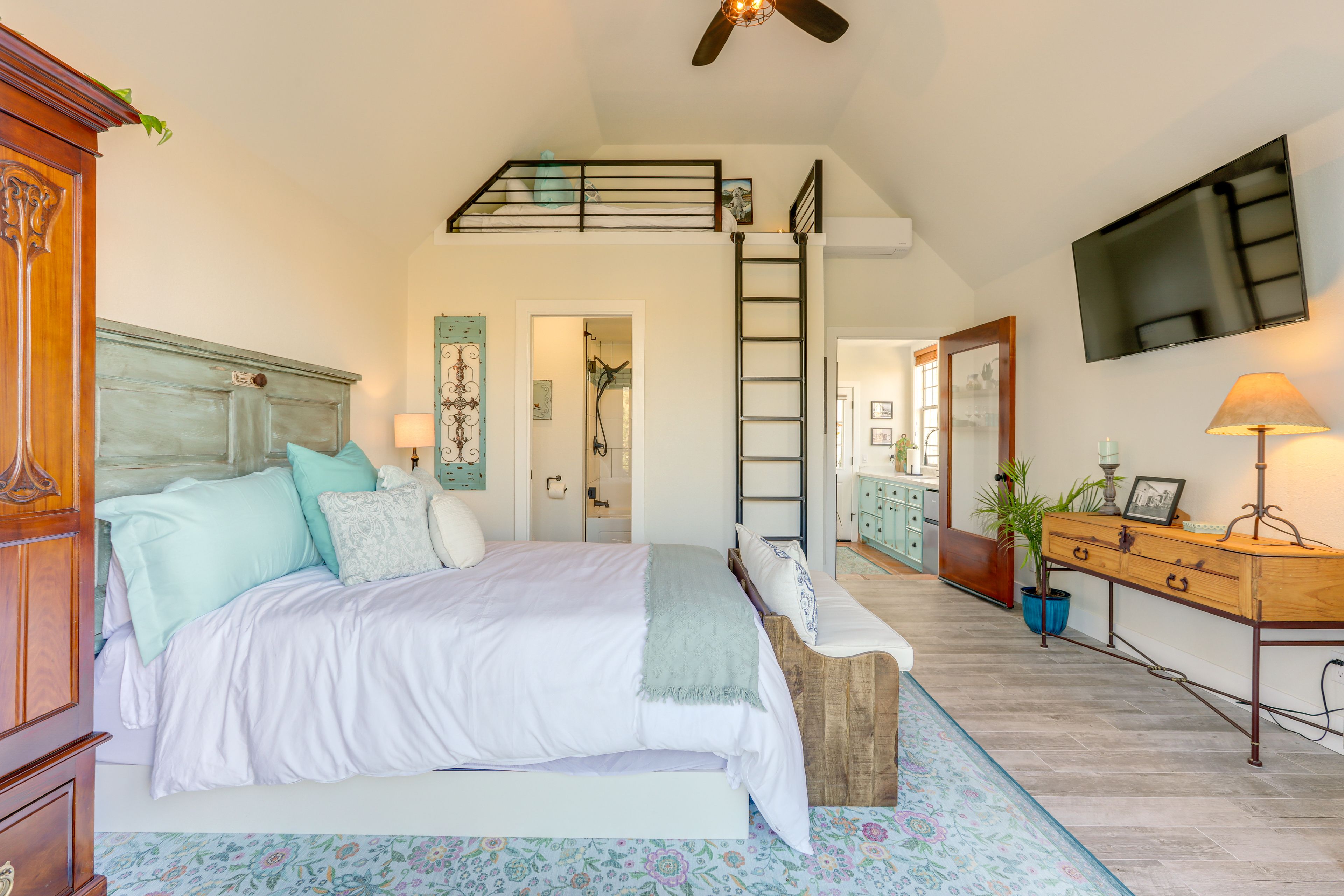 Bedroom | Loft | Smart TV