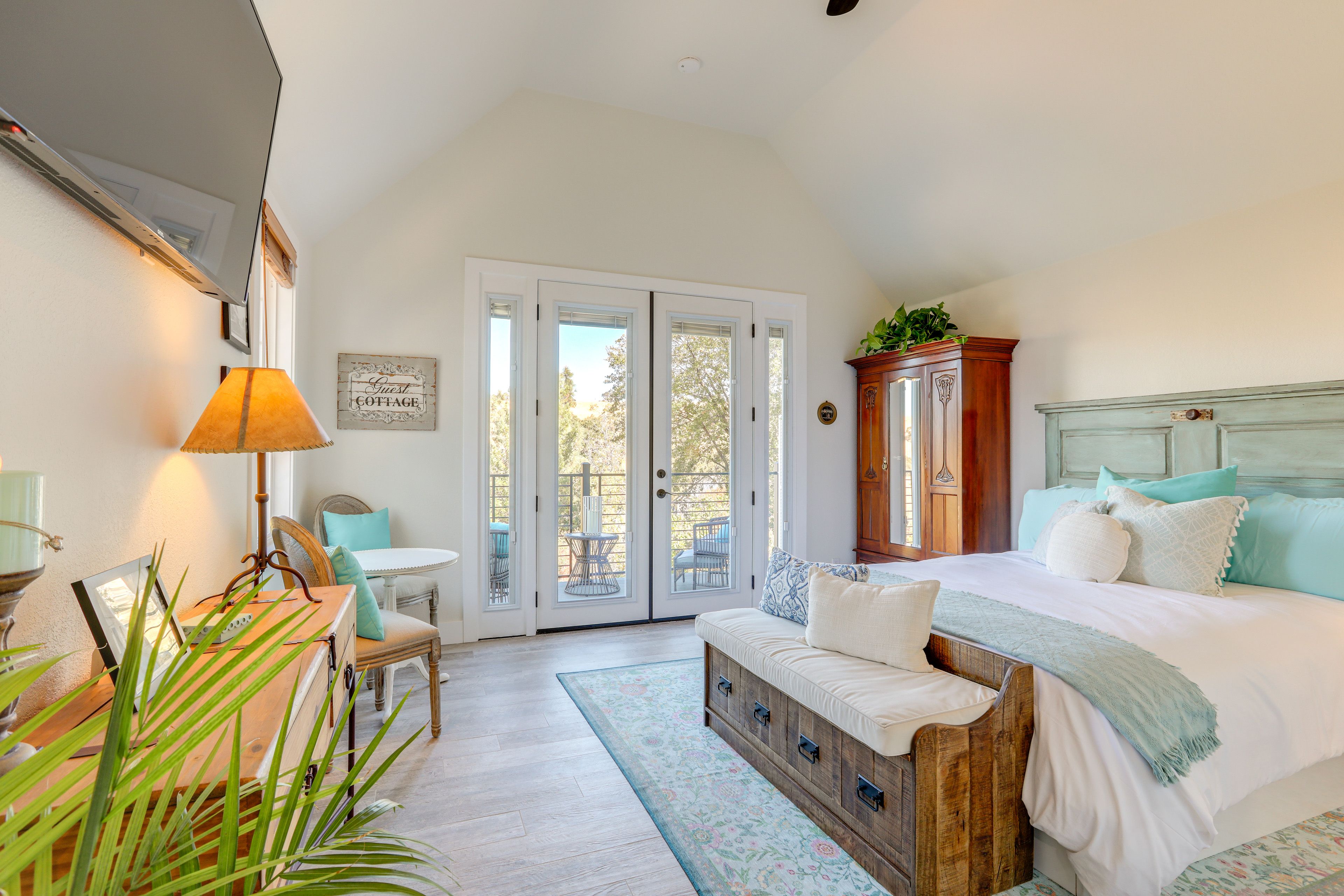 Bedroom | Queen Bed