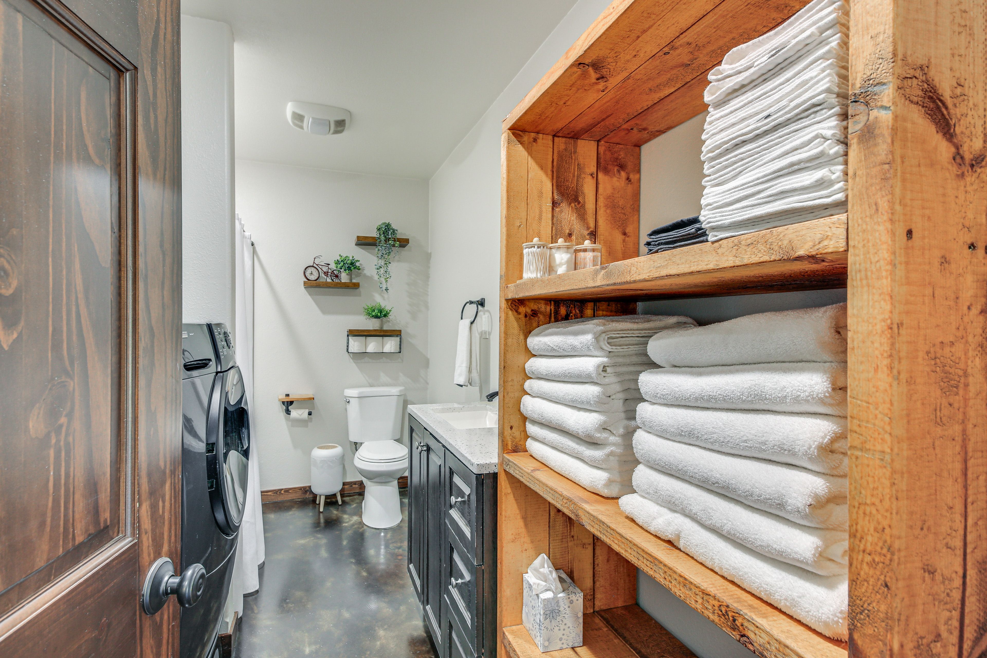 Full Bathroom | Towels Provided | Complimentary Toiletries