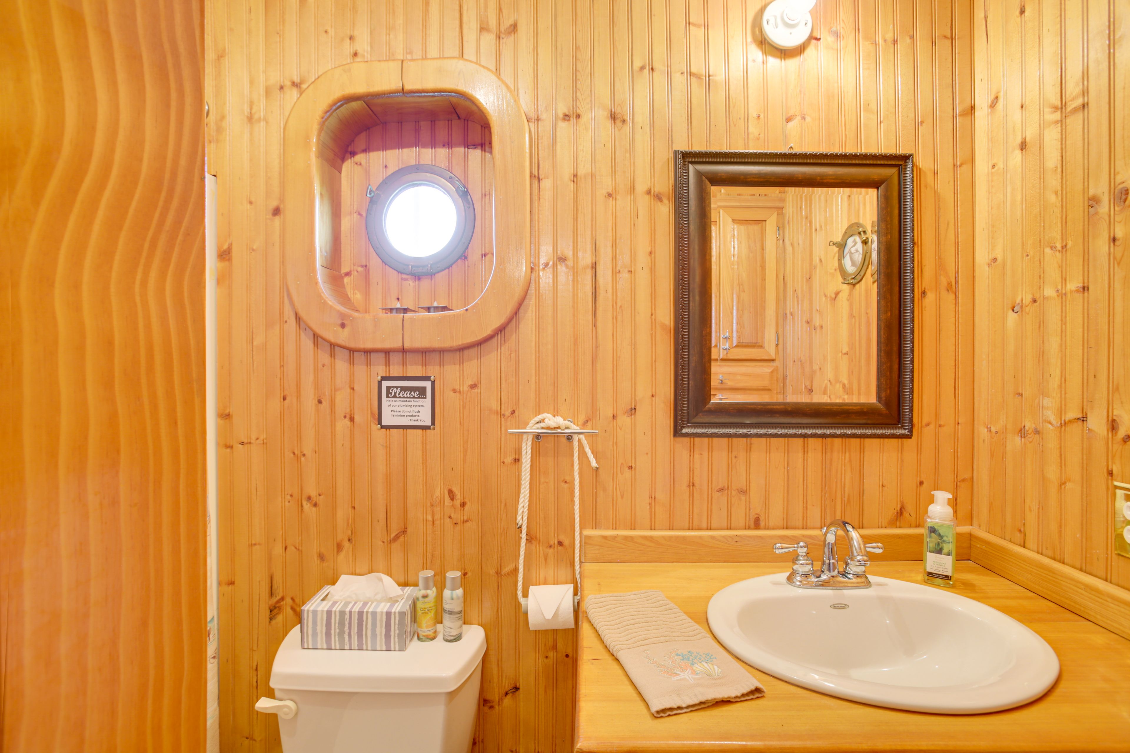 Full Bathroom | Complimentary Toiletries