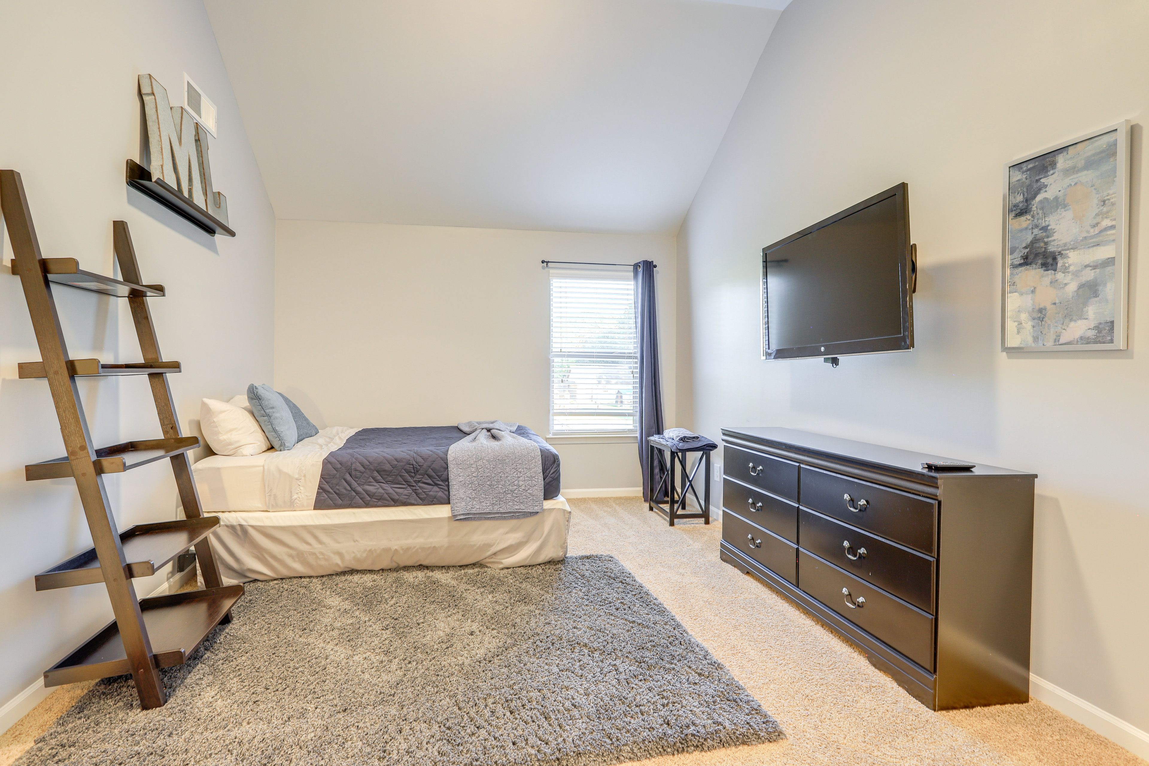 Bedroom 2 | 2nd Floor | Queen Bed | Smart TV