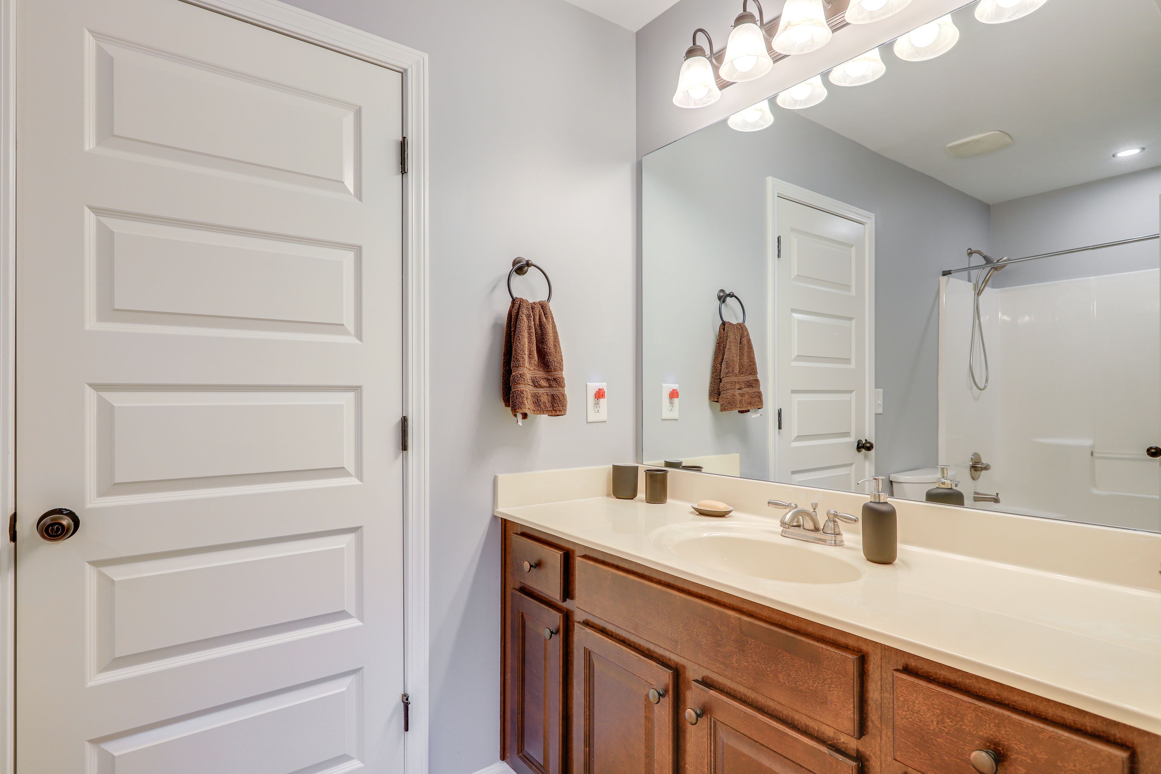Jack-and-Jill Bathroom | 2nd Floor | Towels Provided | Hair Dryer