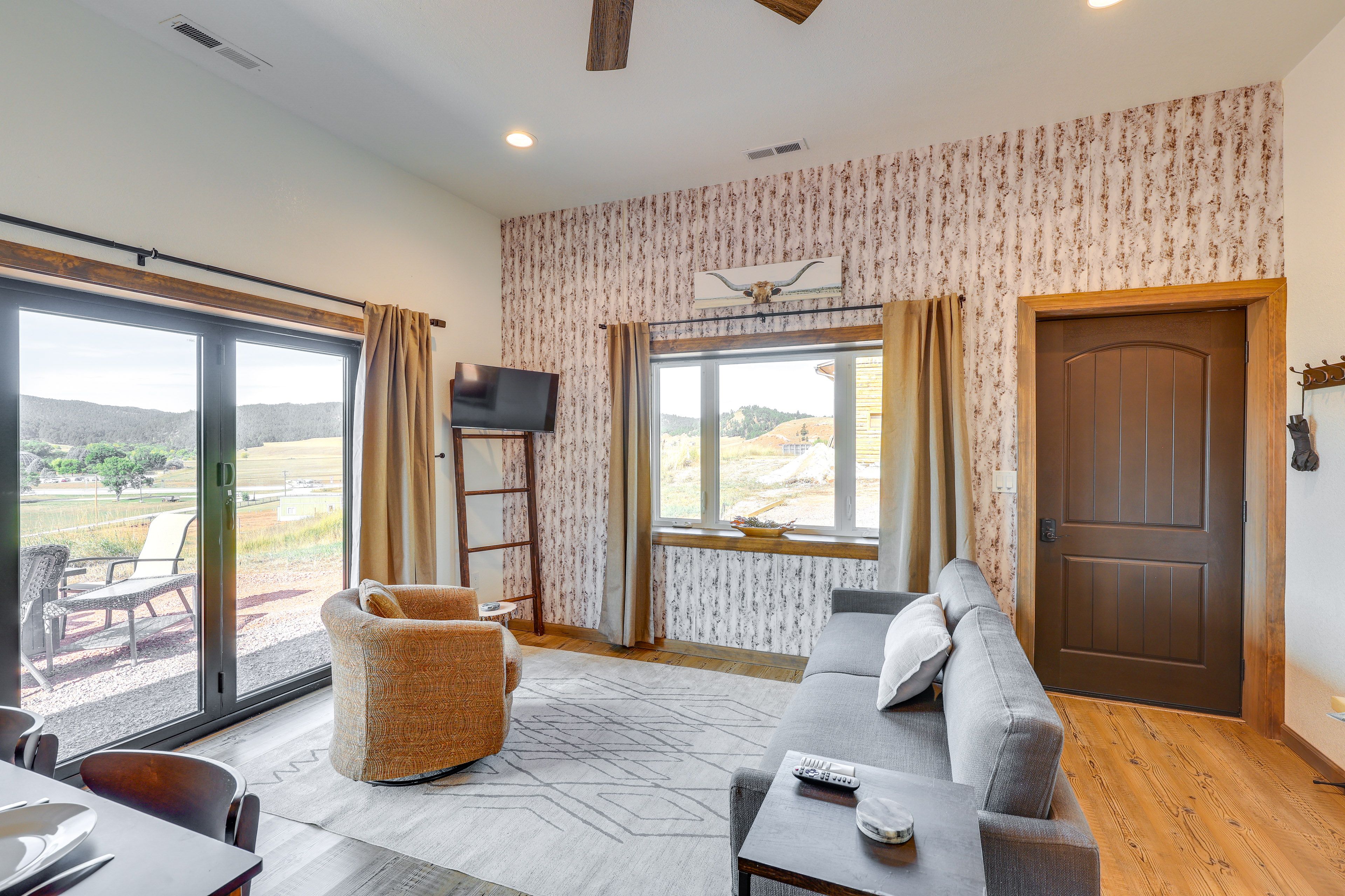 Living Room | Free WiFi | Smart TV | Central A/C & Heating