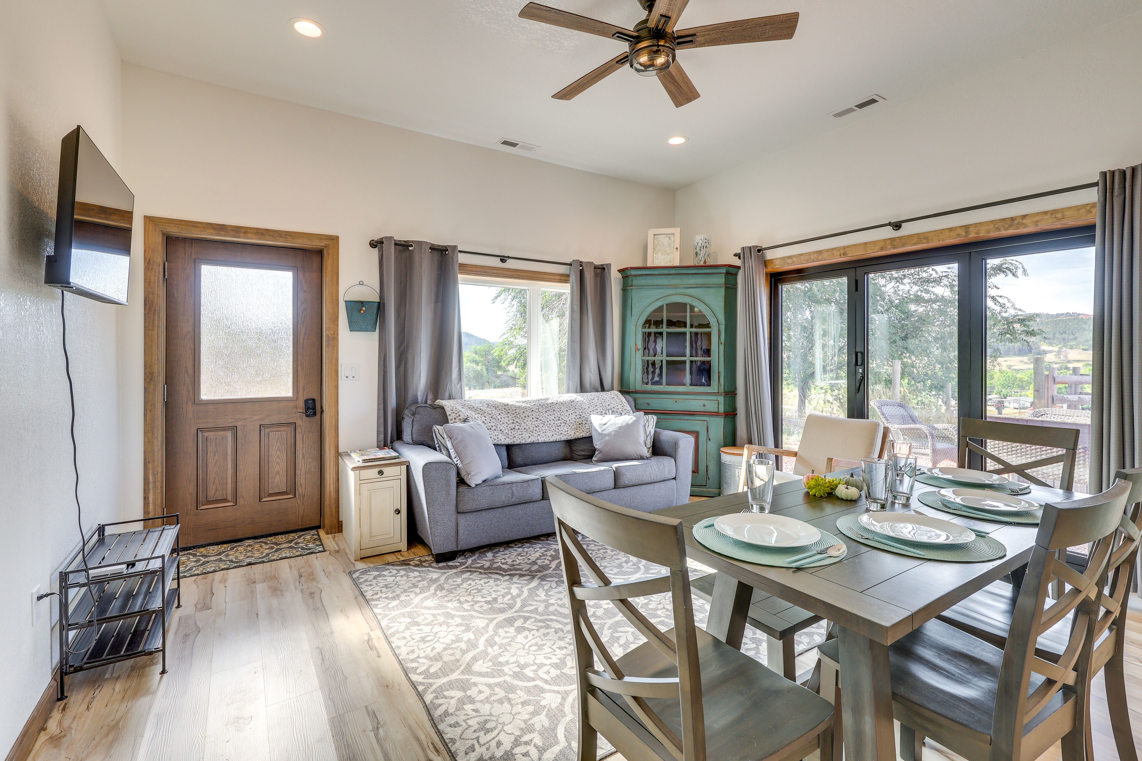 Living Room | Free WiFi | Smart TV | Central A/C & Heating | Full Sleeper Sofa