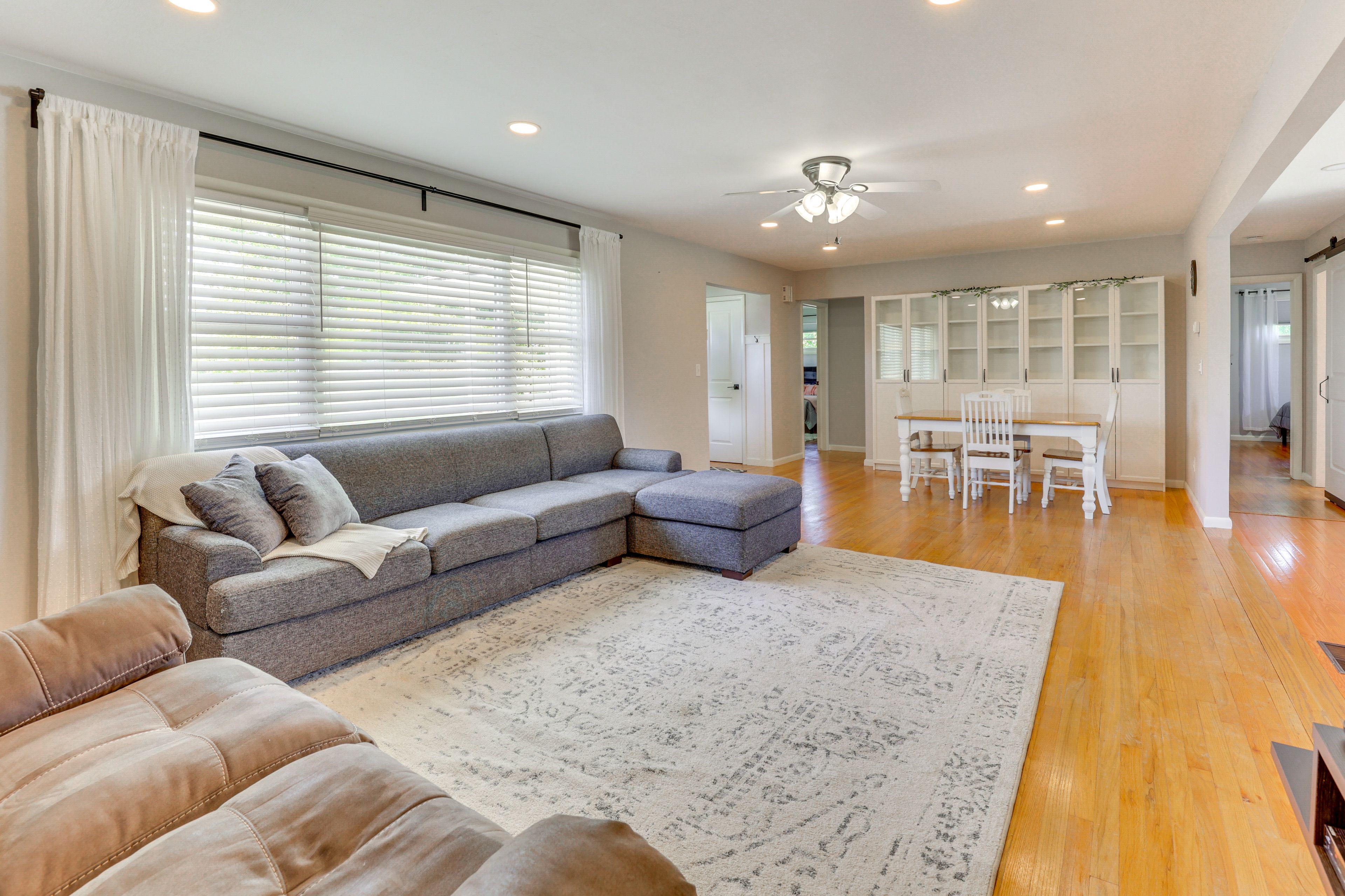 Living Room | Free WiFi | Central Heating & A/C | Smart TV | Main Floor