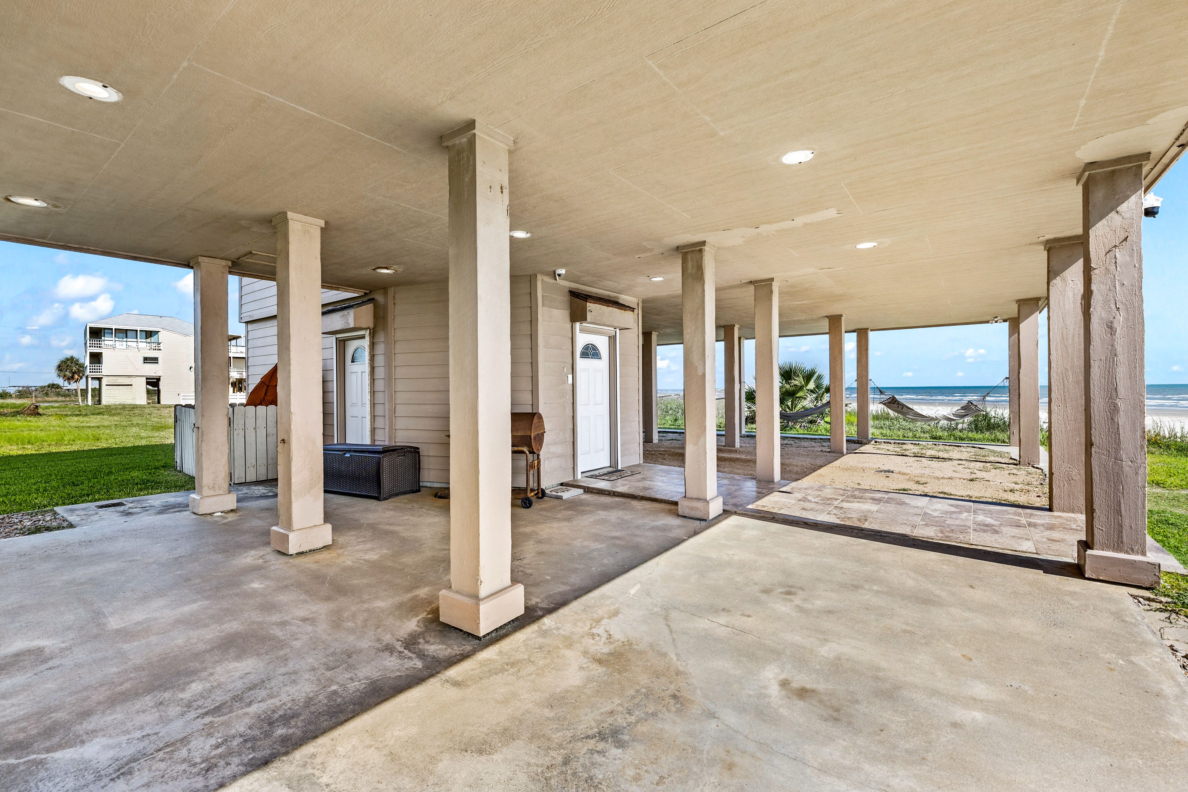 Covered Patio | Charcoal Grill