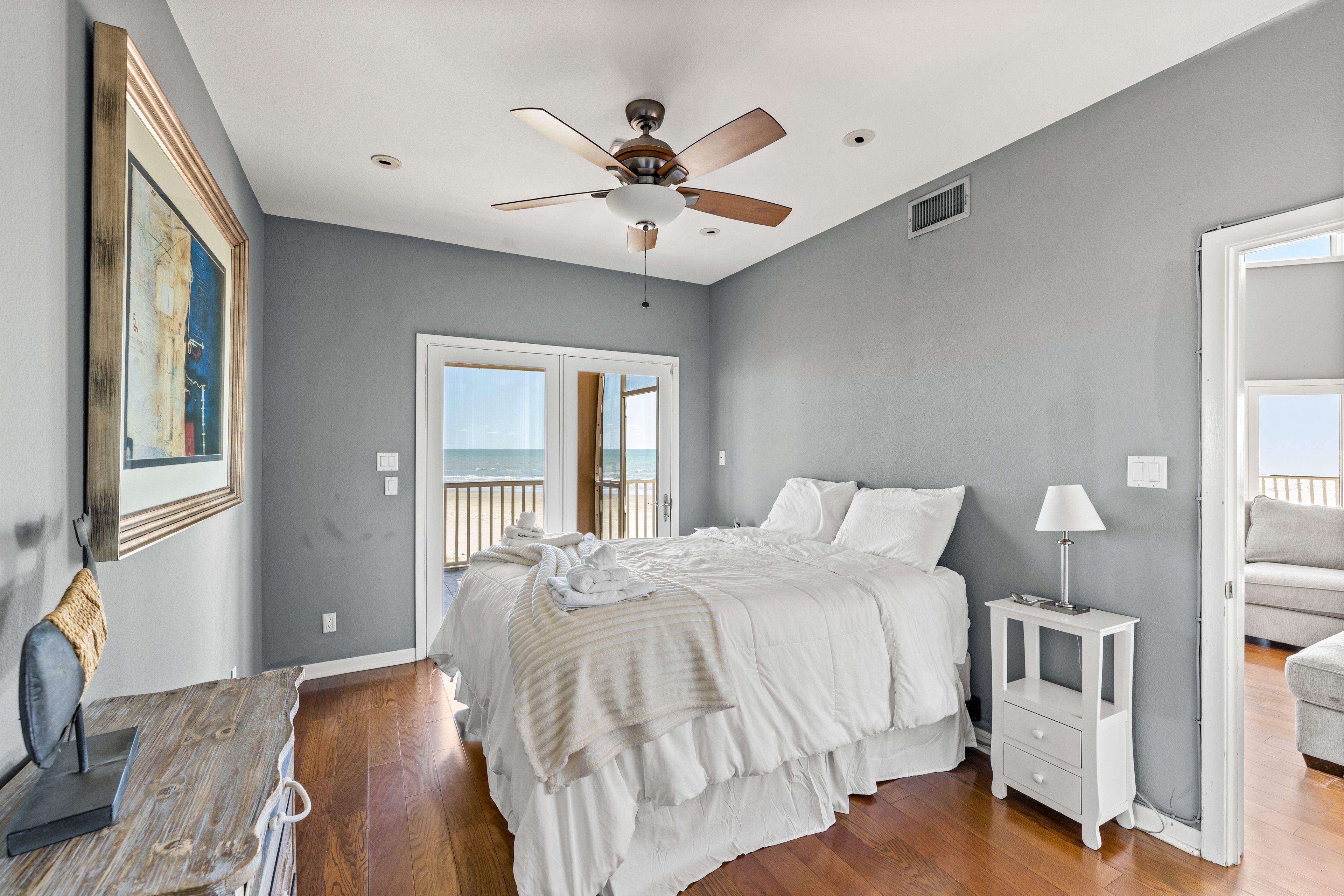 Bedroom 1 | Queen Bed | Linens Provided | 1st Floor